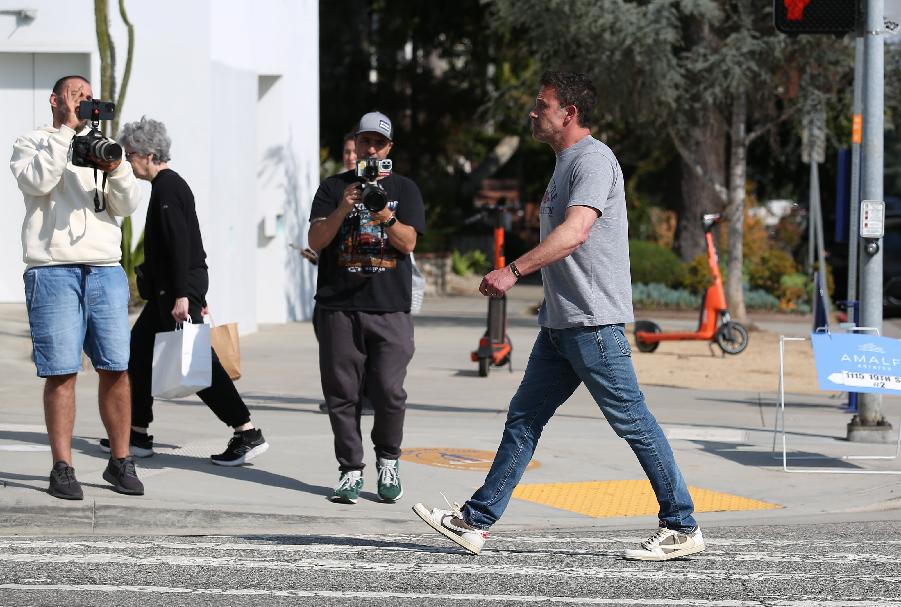 Ben Affleck geht spazieren, während zwei Männer ihn in Los Angeles, Kalifornien, am 19. Mai 2024 filmen | Quelle: Getty Images