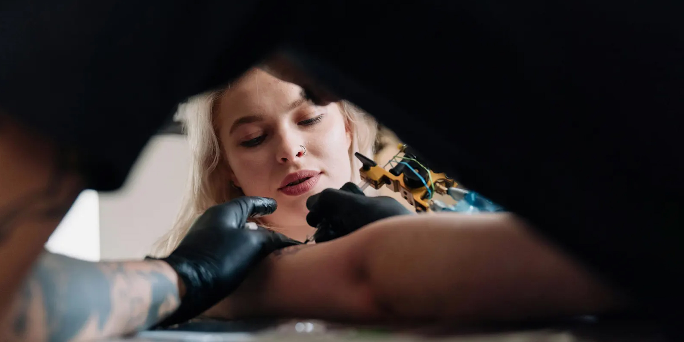 Frau wartet auf ein Tattoo | Quelle: Pexels