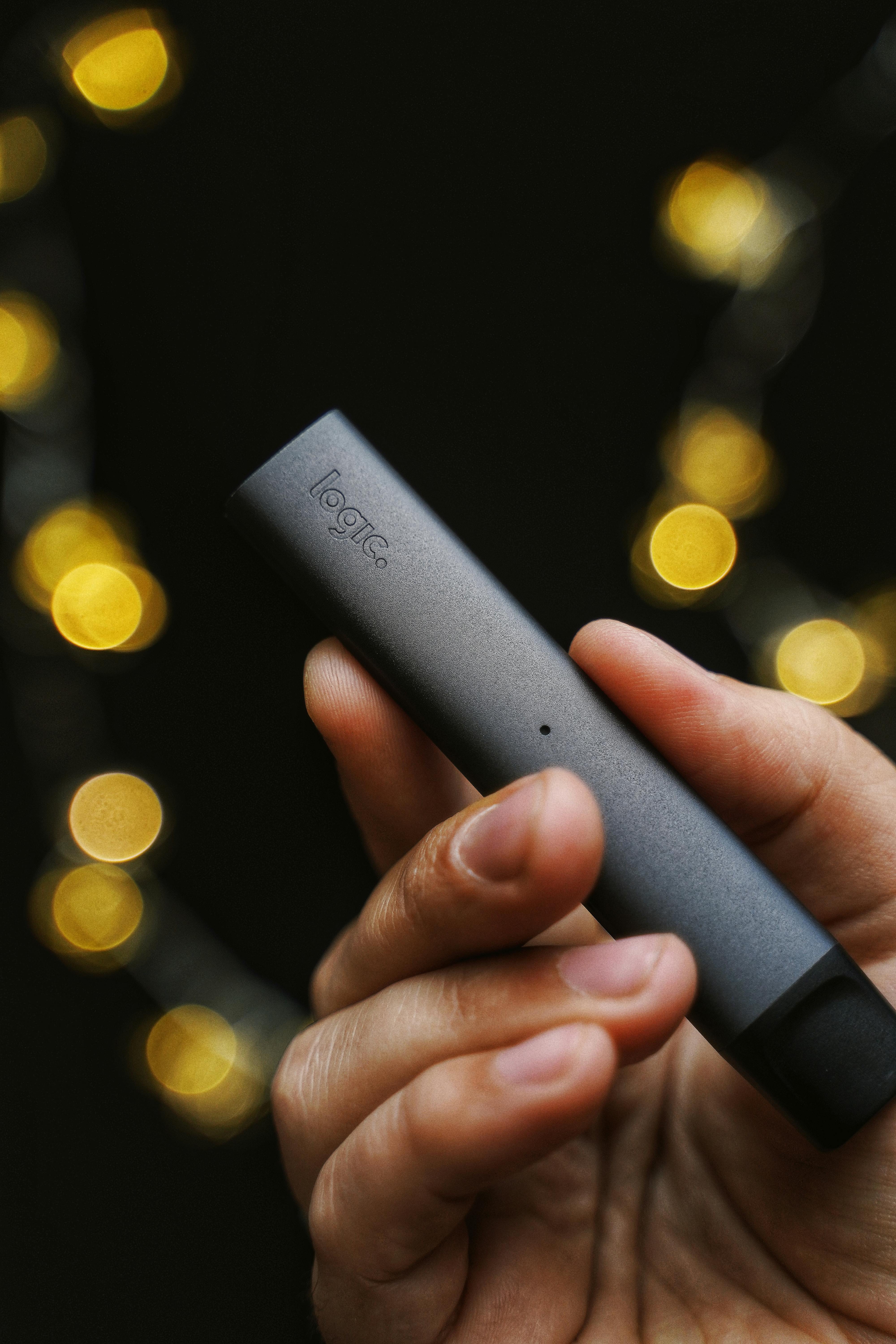 Eine Person hält einen Vape Pen | Quelle: Pexels