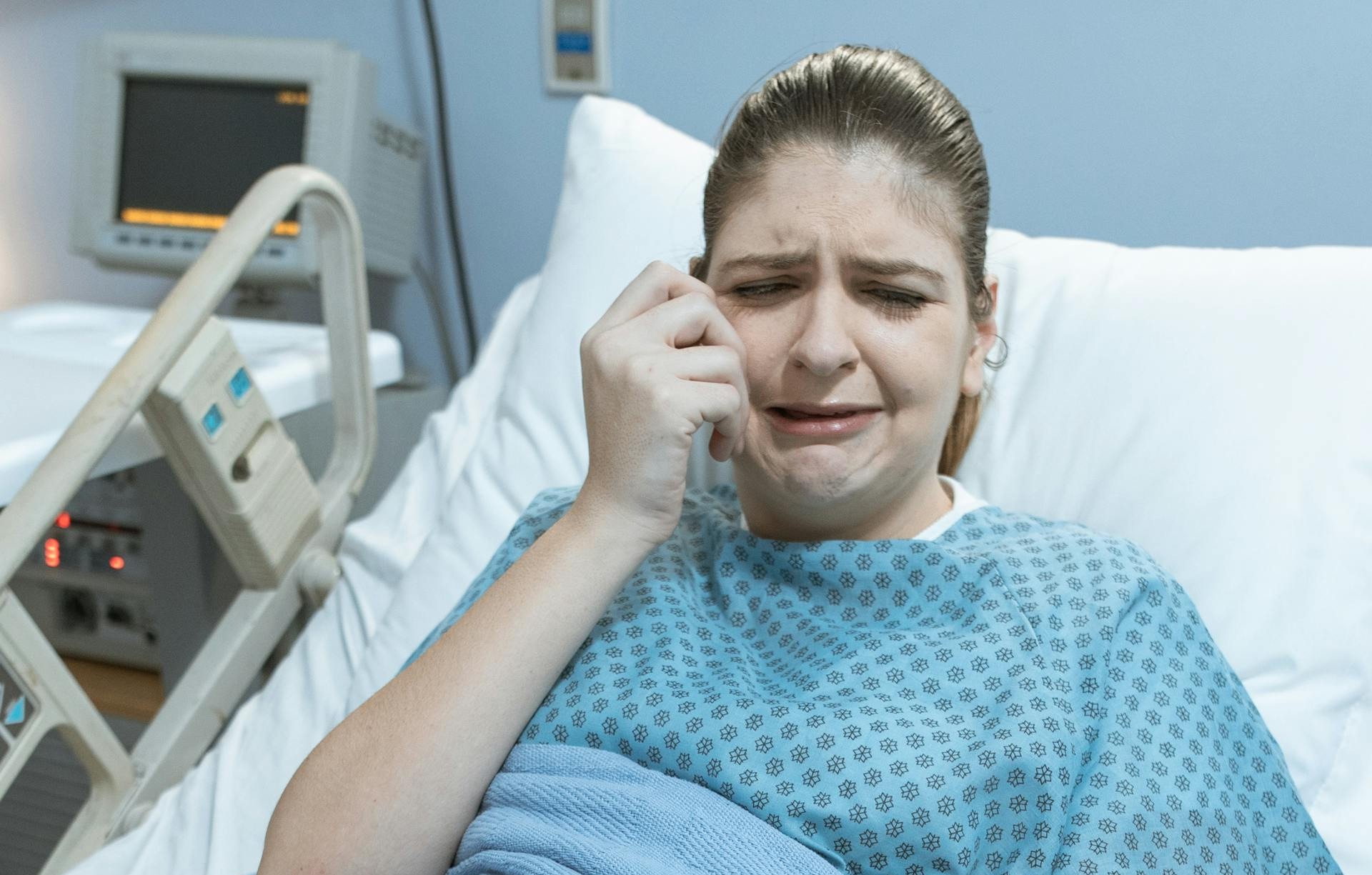 Eine weinende Frau in ihrem Krankenhausbett | Quelle: Pexels