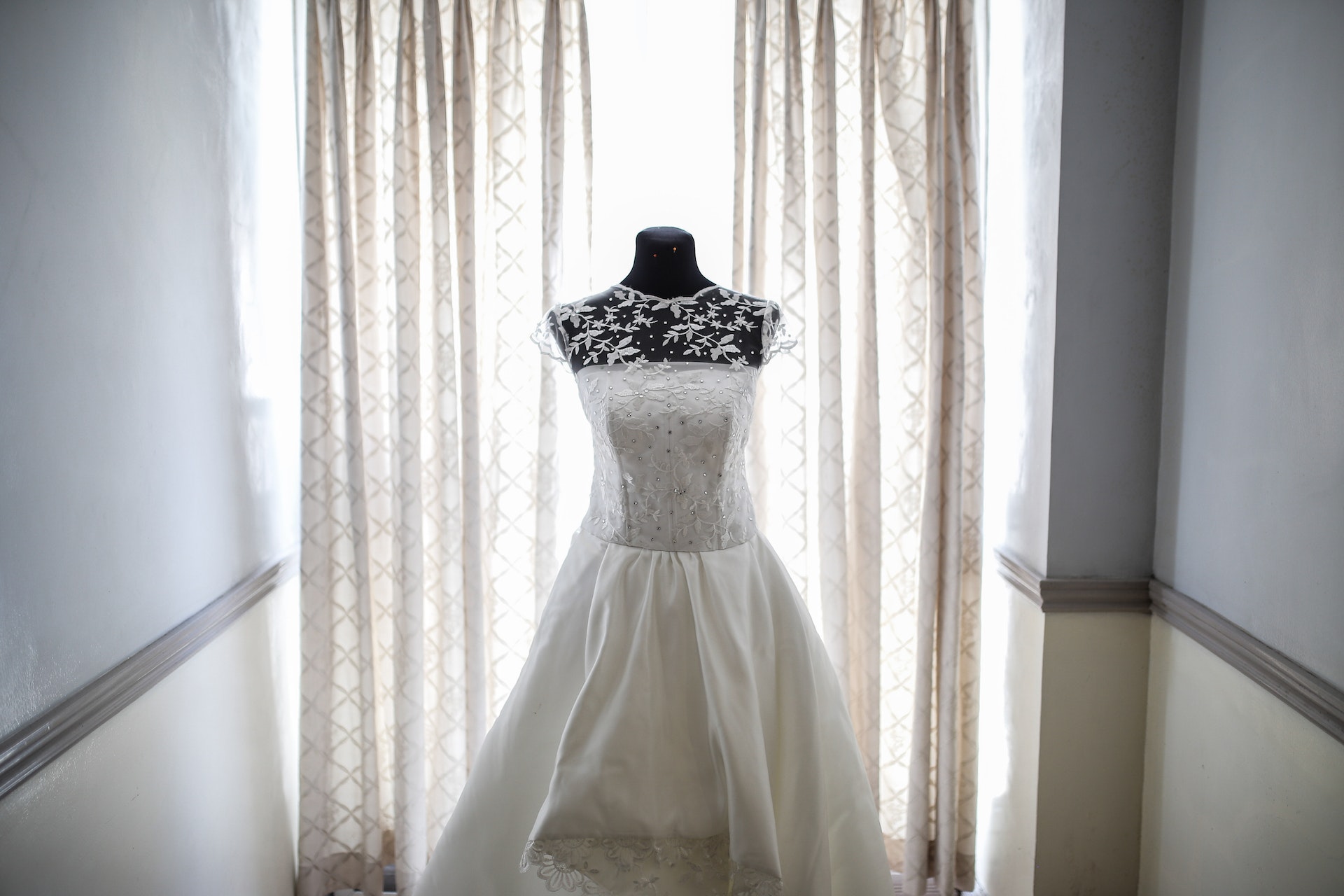 Ein weißes Brautkleid | Quelle: Pexels