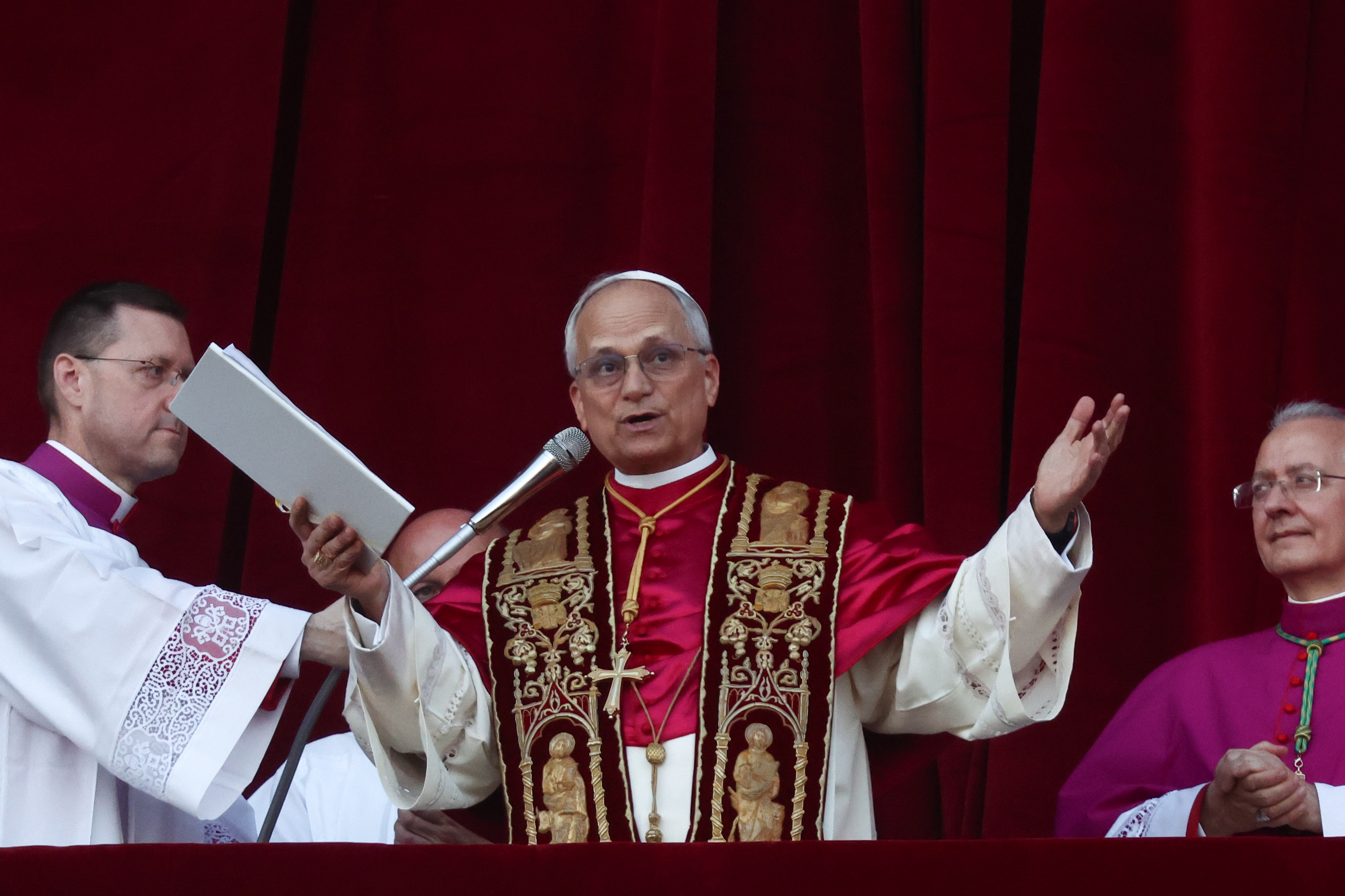 Kardinal Robert Prevost, der neu zum Papst Leo XIV. gewählt wurde, hält seine erste öffentliche Ansprache vom Balkon des Petersdoms am 8. Mai 2025 | Quelle: Getty Images