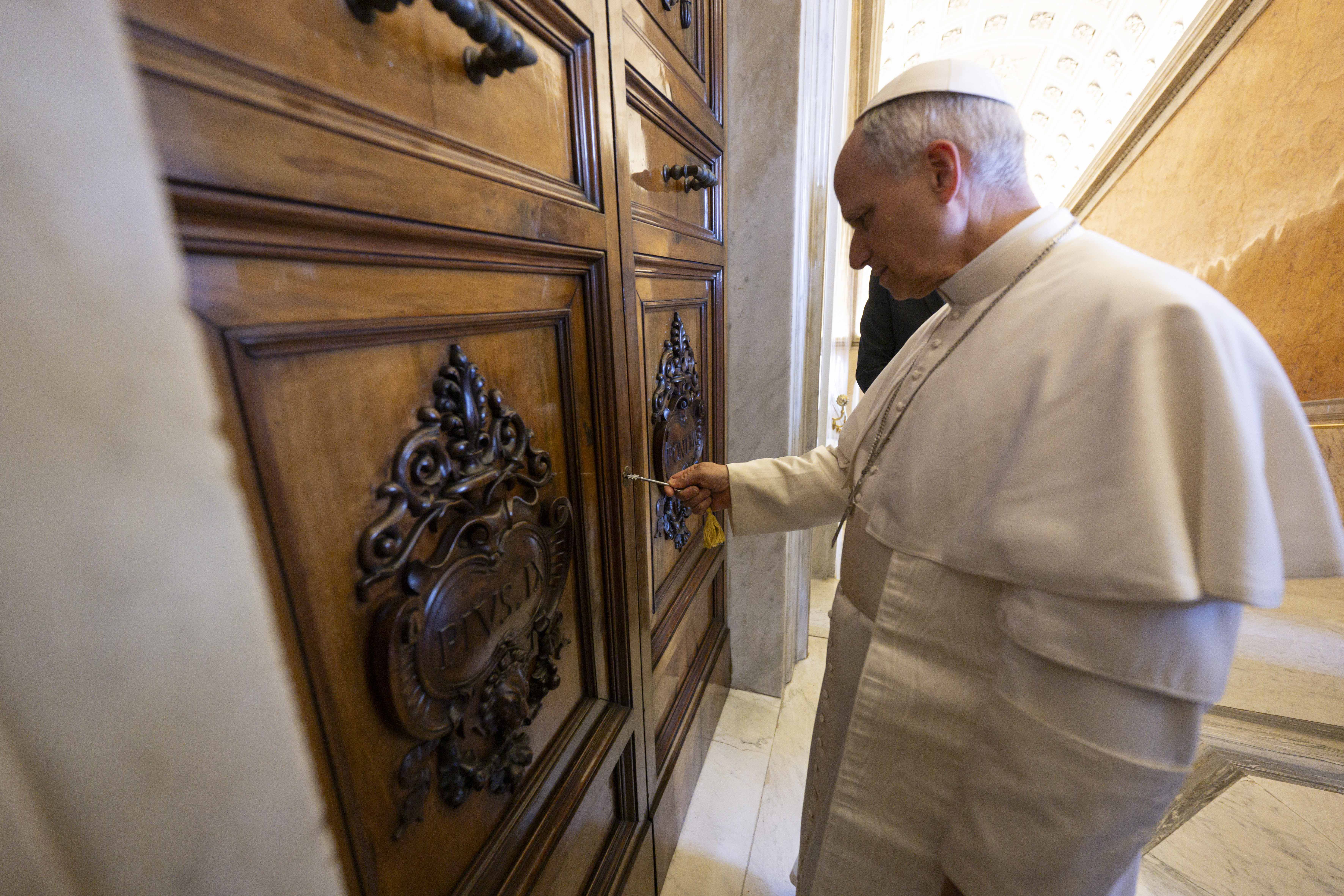 Papst Leo XIV. beim Besuch der päpstlichen Wohnung im Apostolischen Palast, am 12. Mai 2025 in der Vatikanstadt. | Quelle: Getty Images