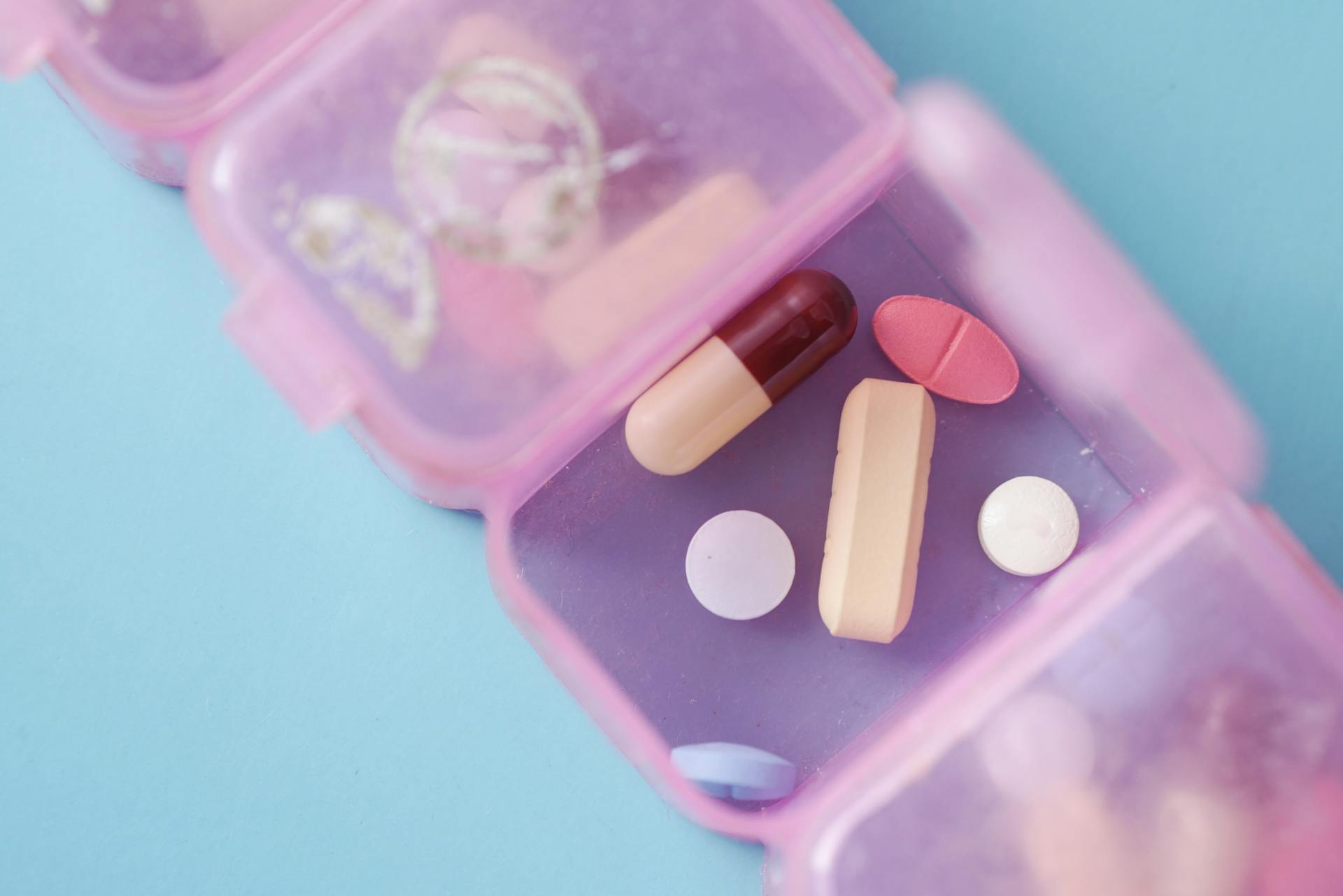 Pillen in einem Pillen-Organizer | Quelle: Pexels