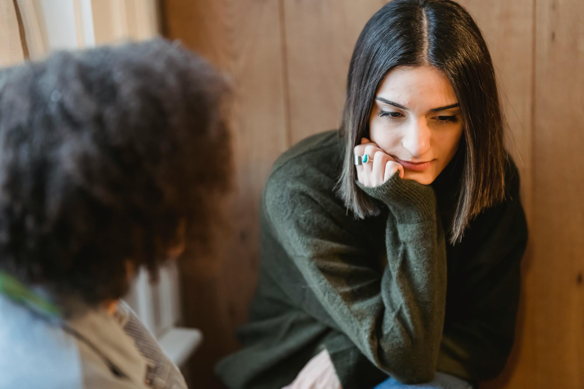 Verärgerte Frau mit ihrem Freund | Quelle: Pexels