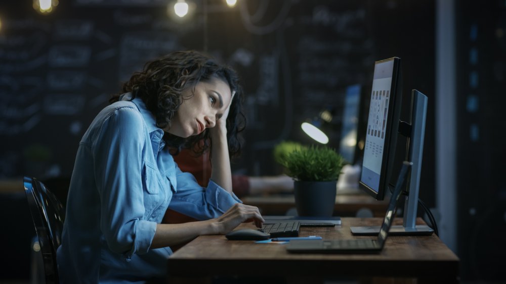 Überarbeitete Frau im Büro | Quelle: Shutterstock