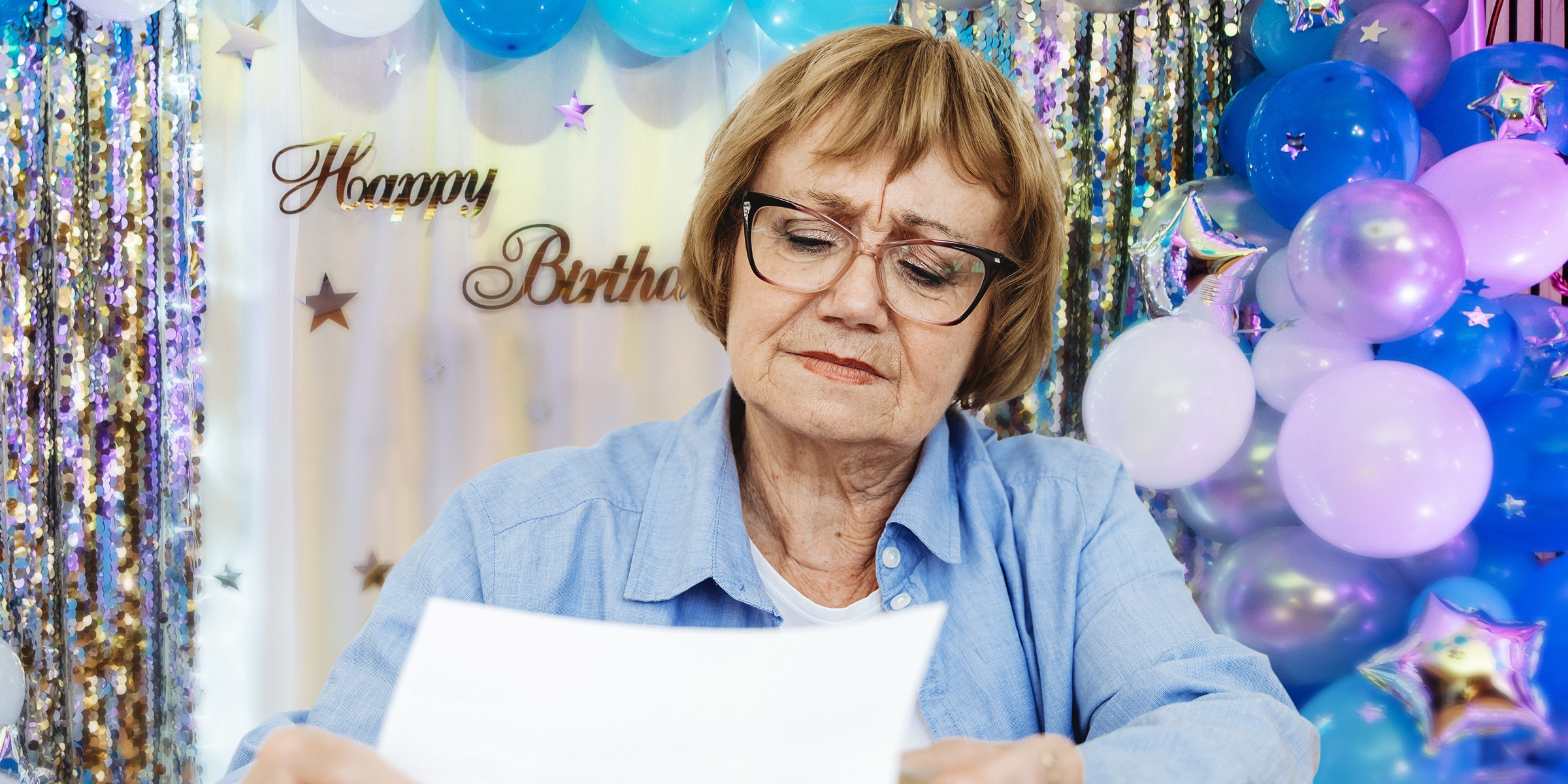 Eine Frau hält ein Stück Papier auf einer Geburtstagsfeier | Quelle: Shutterstock