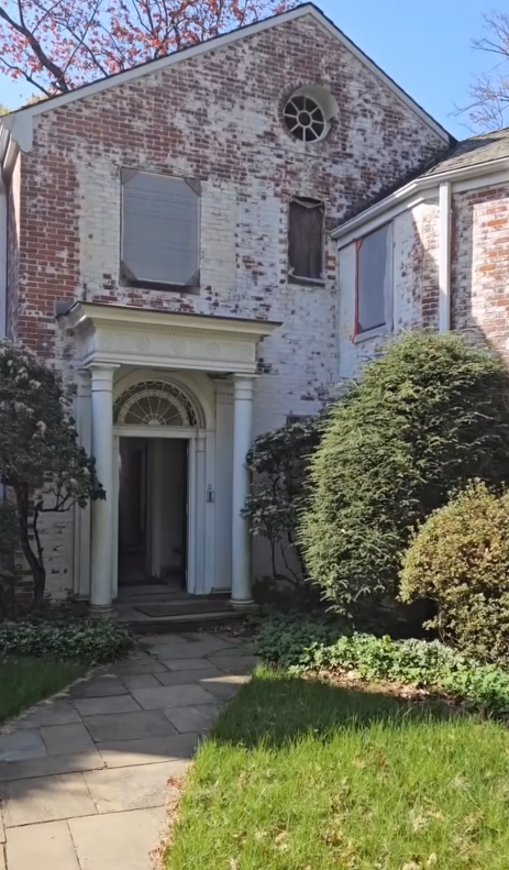 Der Haupteingang von Richard Geres ehemaligem Anwesen in Connecticut zeichnete sich durch eine verwitterte Backsteinfassade, einen Säulenportikus und eine üppige Bepflanzung aus, die einen Steinweg umgab. | Quelle: Instagram/hudsonvalleyhouseparts