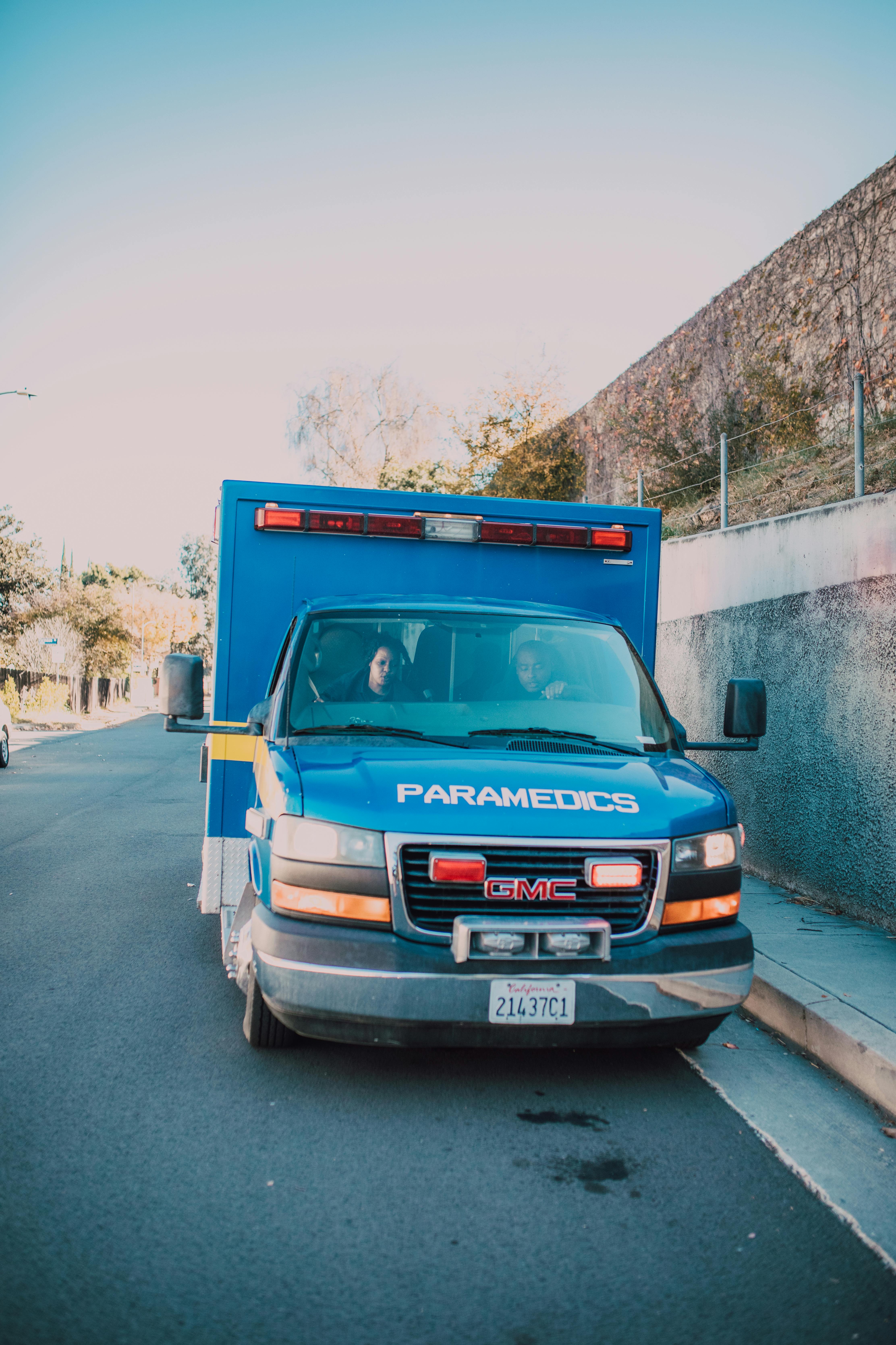 Ein blauer Krankenwagen parkt am Straßenrand | Quelle: Pexels