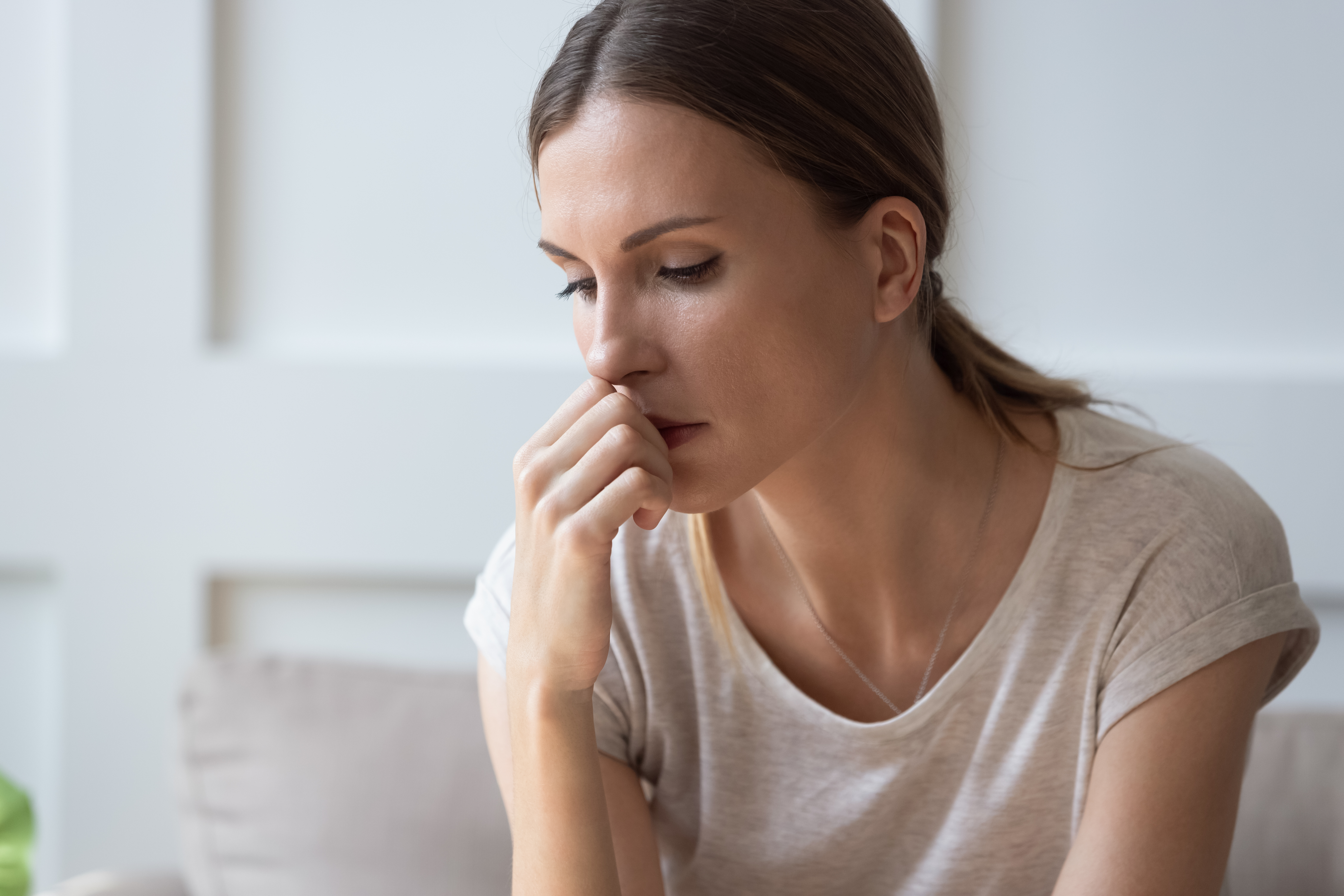 Eine depressive Frau | Quelle: Shutterstock