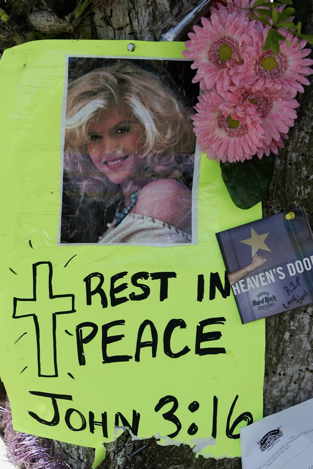 Ein Plakat für Anna Nicole Smith, Teil einer behelfsmäßigen Gedenkstätte im Jahr 2007 nach ihrem Tod. | Quelle: Getty Images