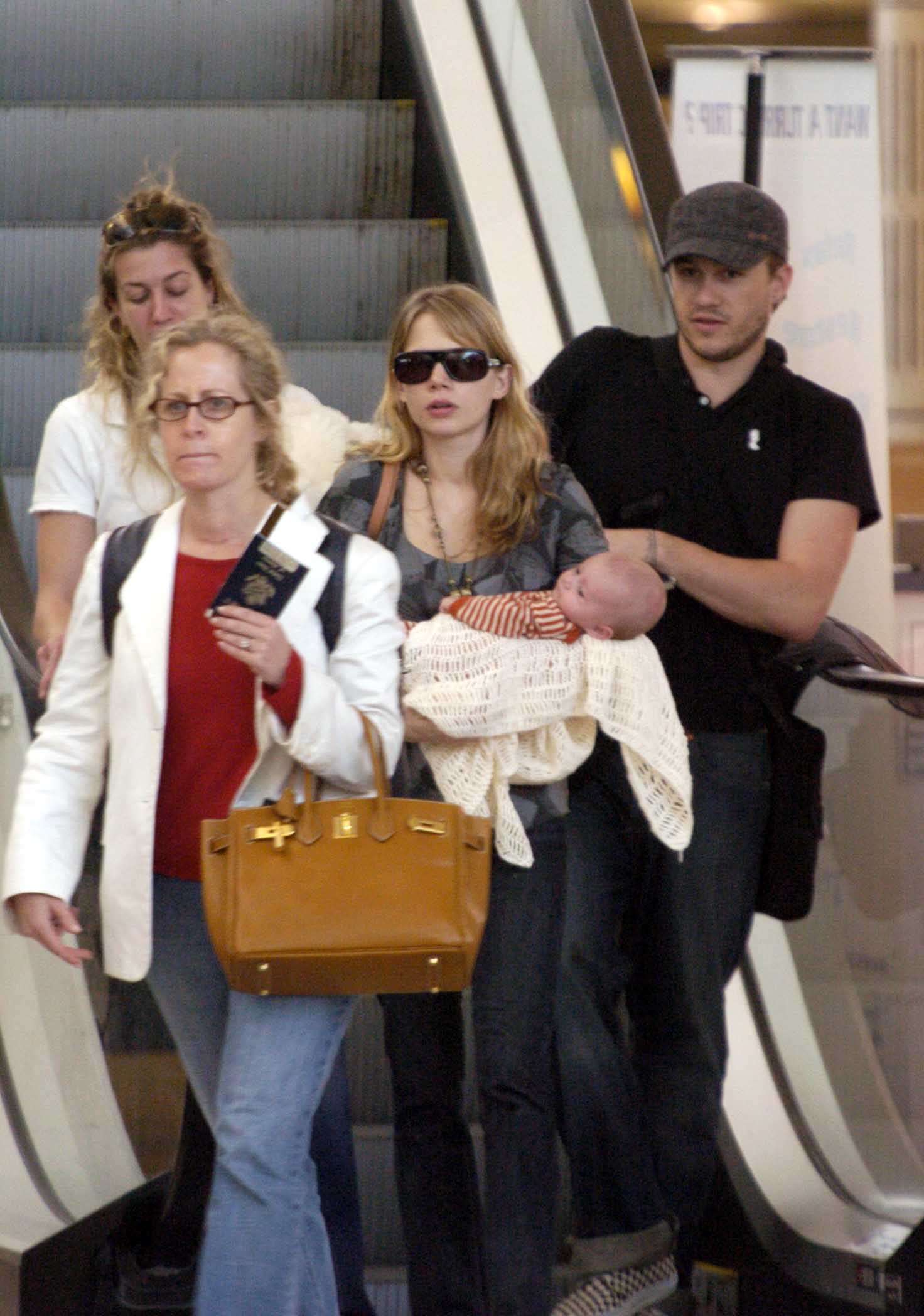 Heath Ledger und Michelle Williams mit ihrer Tochter Matilda Rose Ledger in Sydney, Australien am 14. Januar 2006 | Quelle: Getty Images