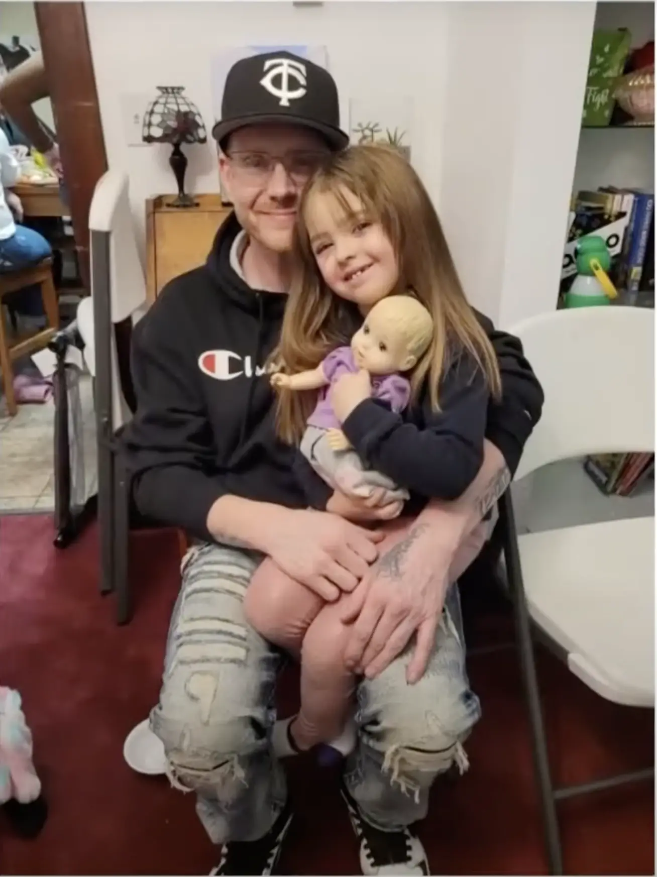 Christopher Peterson mit seiner Tochter Morgan Rae Peterson, vom 23. Januar 2024 | Quelle: YouTube/Kare11