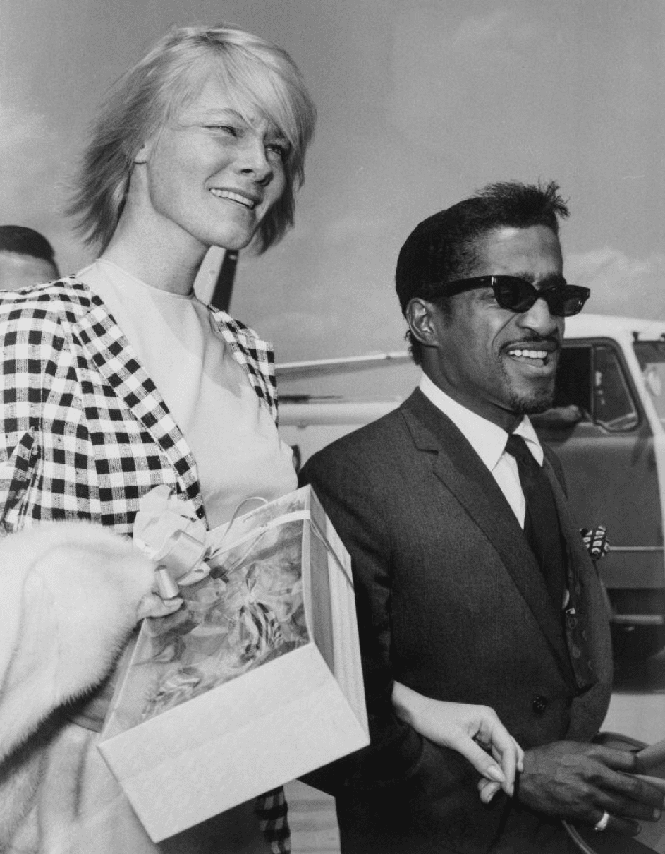 Sammy Davis Jr. und seine Frau May Britt, circa 1960. | Quelle: Getty Images
