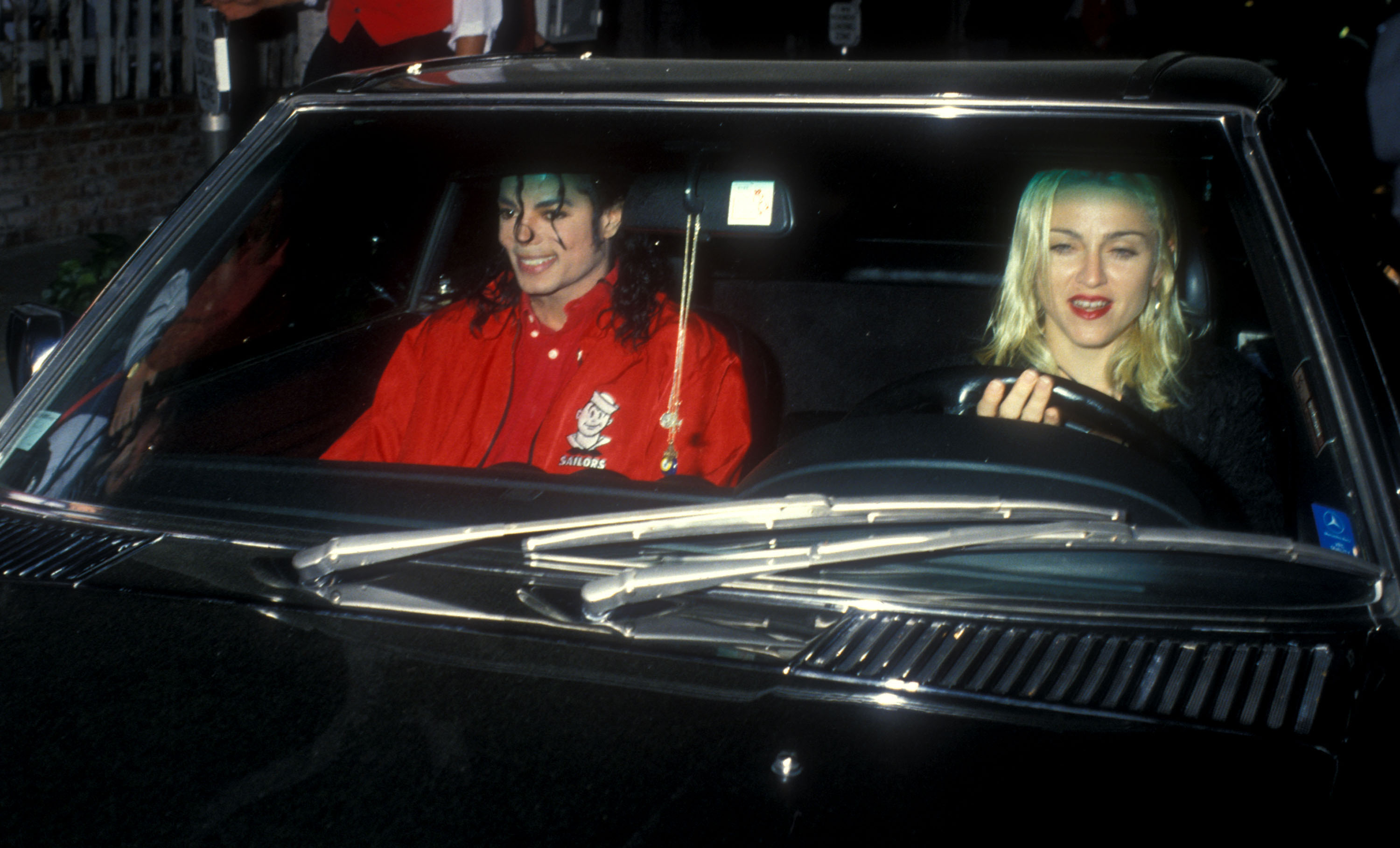 Michael Jackson und Madonna, aufgenommen am 9. September 1998 | Quelle: Getty Images