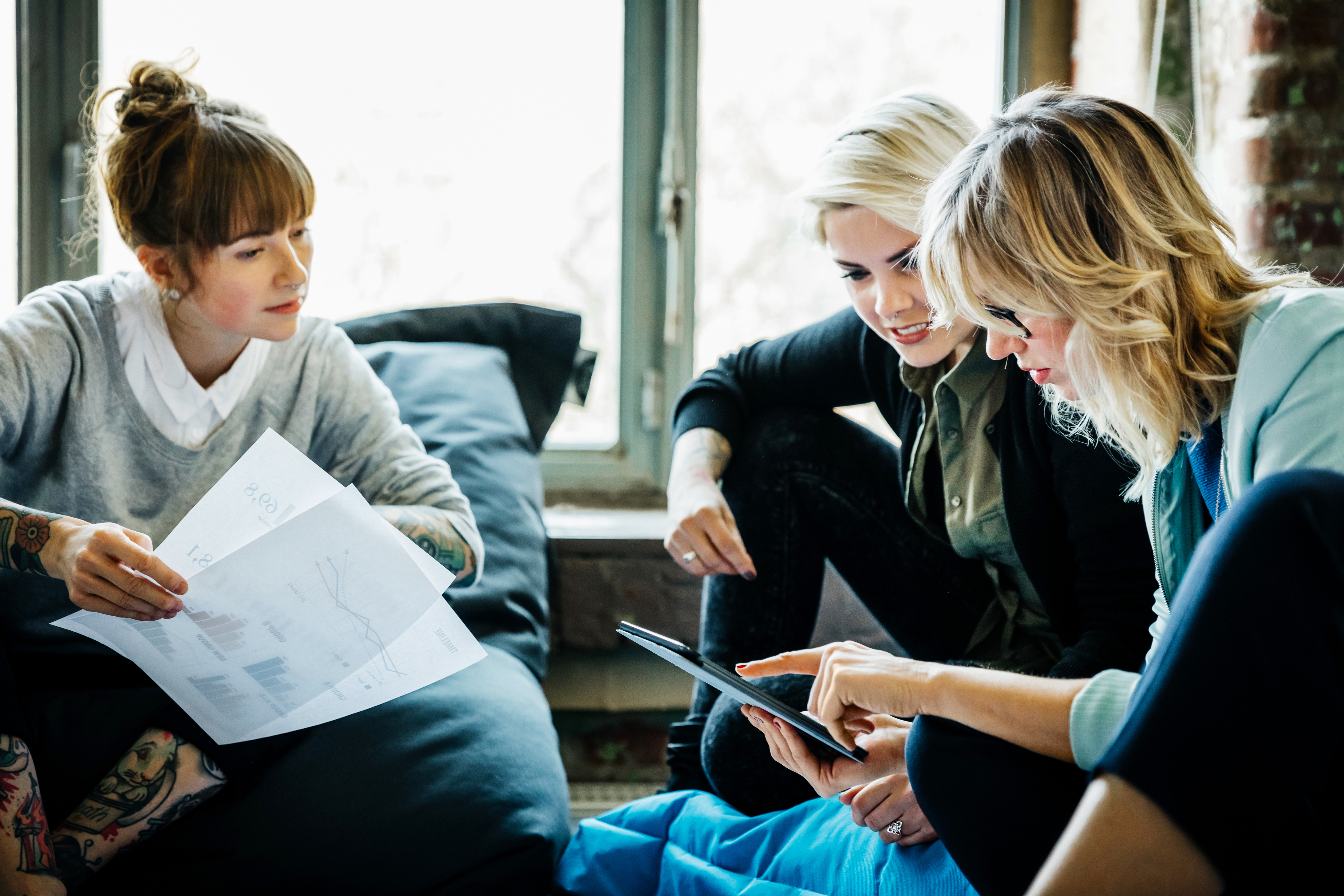 Geschäftsfrauen im Gespräch bei einem informellen Treffen | Quelle: Getty Images