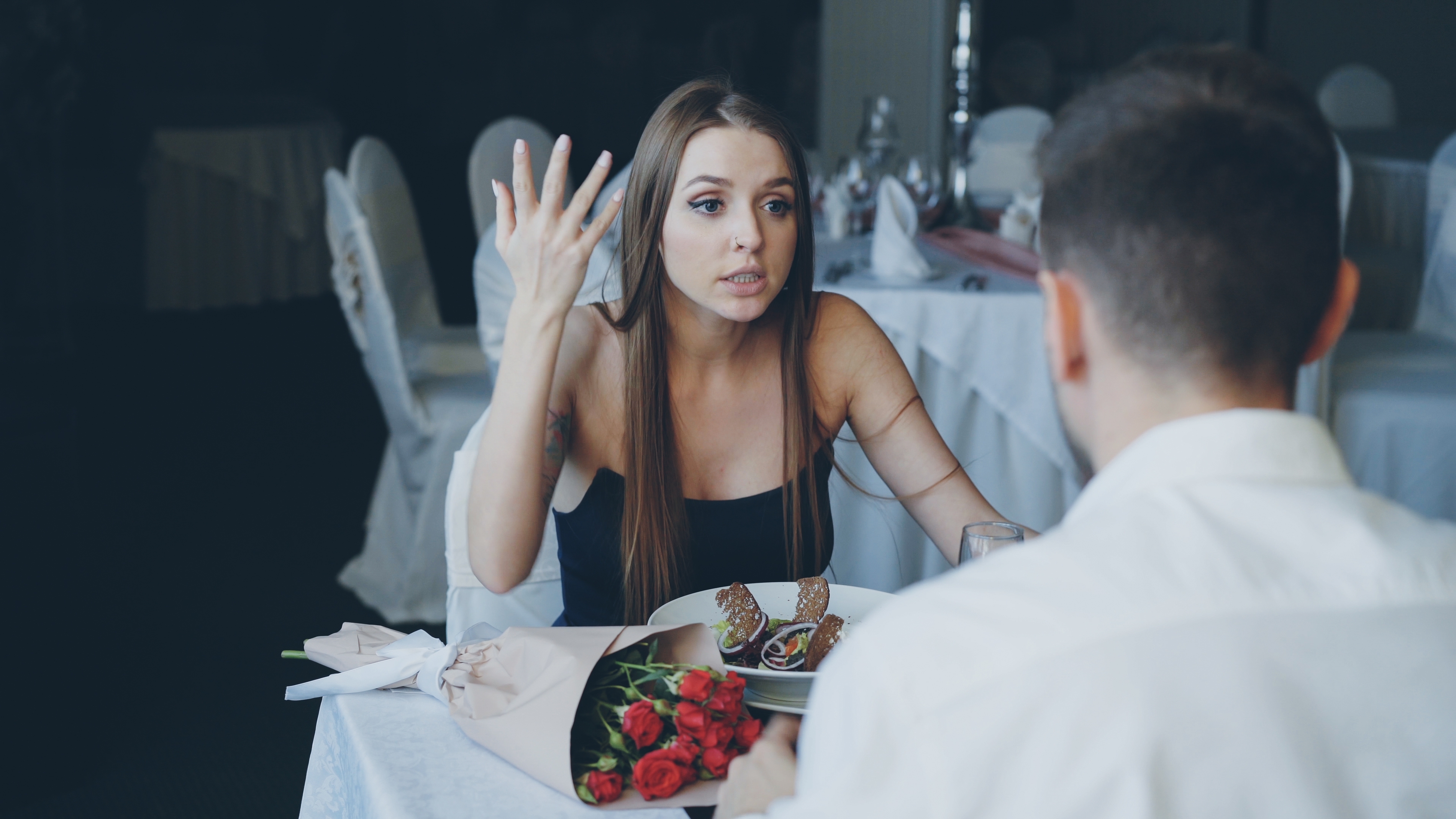 Frau streitet sich mit ihrem Liebhaber bei einem Date | Quelle: Shutterstock