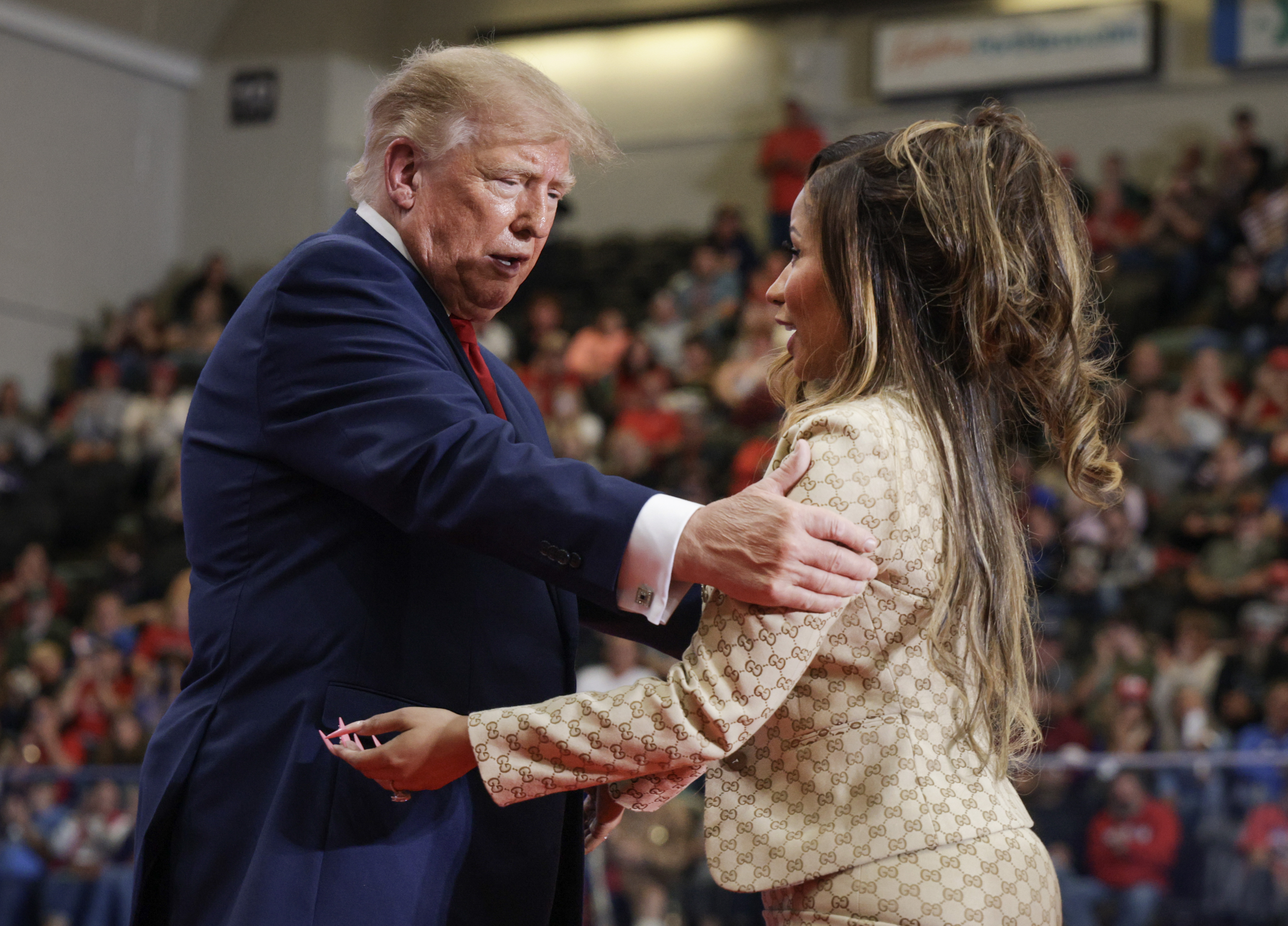 Donald Trump legt seine Hand auf Nicki Minajs Oberarm, während sie sich auf der Bühne von Angesicht zu Angesicht unterhalten – ein Moment körperlicher Nähe, der die Online-Diskussion über ihre Körpersprache weiter angeheizt hat. | Quelle: Getty Images