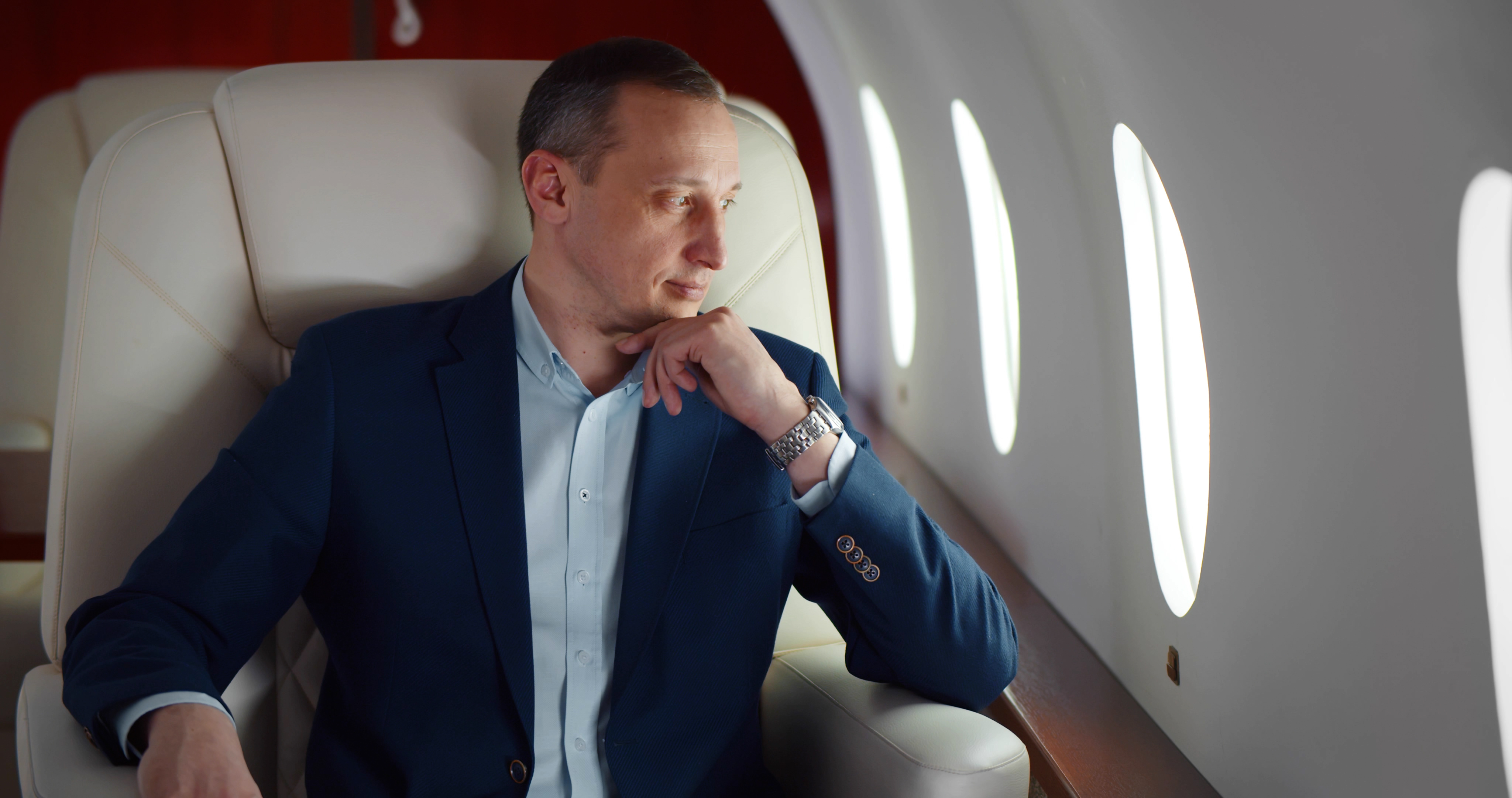 Ein Geschäftsmann im Anzug ist auf einem Erste-Klasse-Flug abgebildet | Quelle: Shutterstock