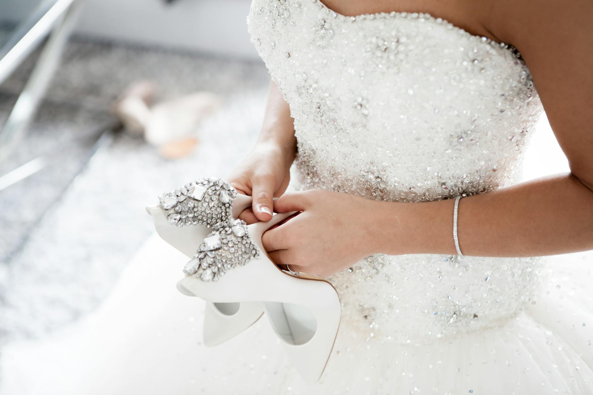 Eine Braut, die ihre Schuhe hält | Quelle: Pexels