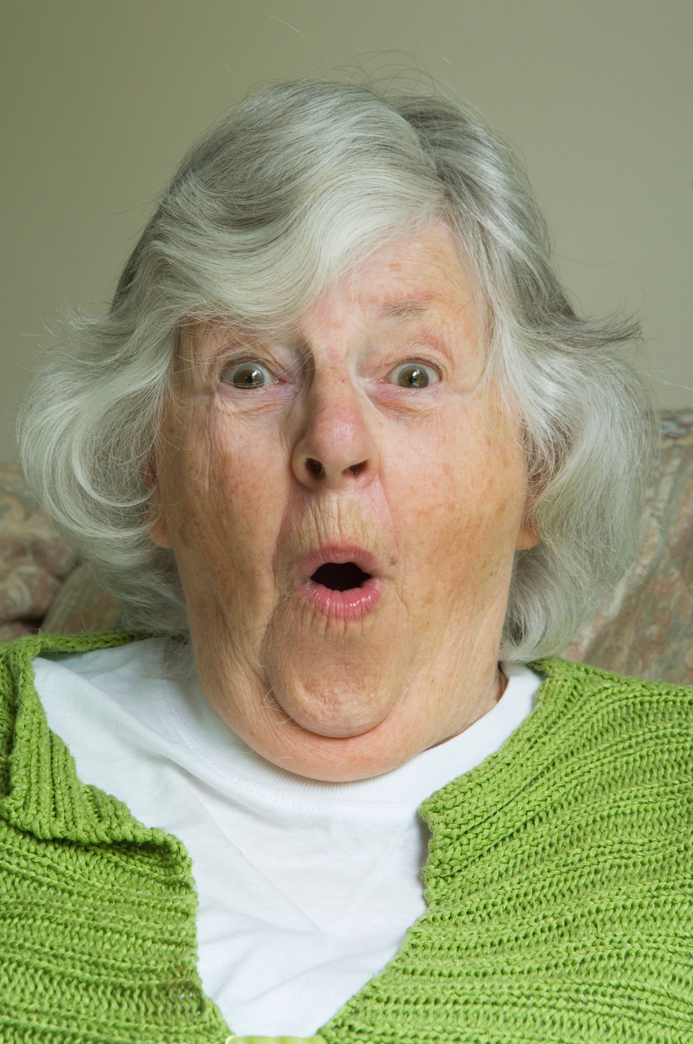 Eine schockierte Großmutter. | Quelle: Getty Images