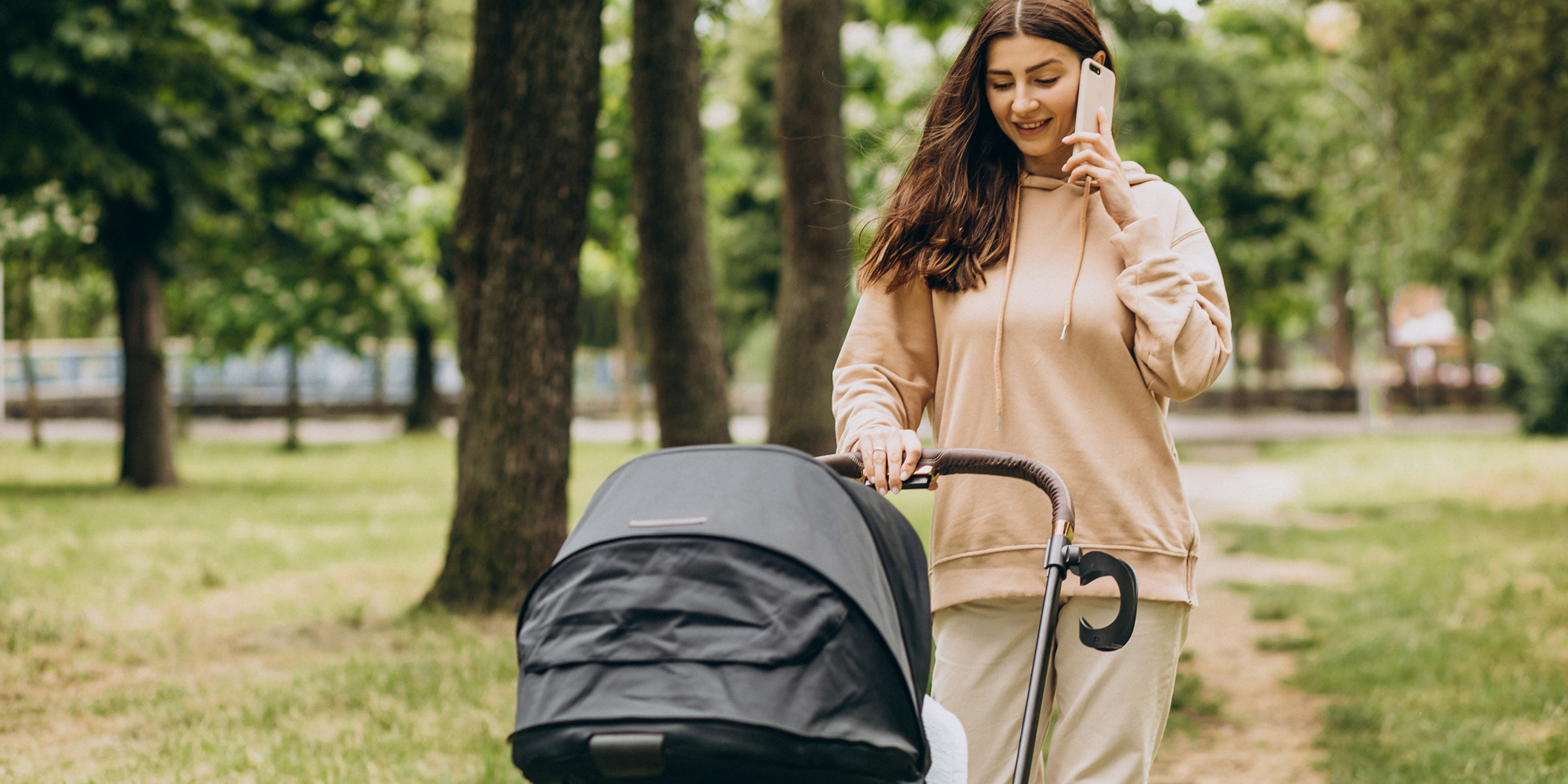 Eine Frau geht mit einem Kinderwagen spazieren | Quelle: Freepik