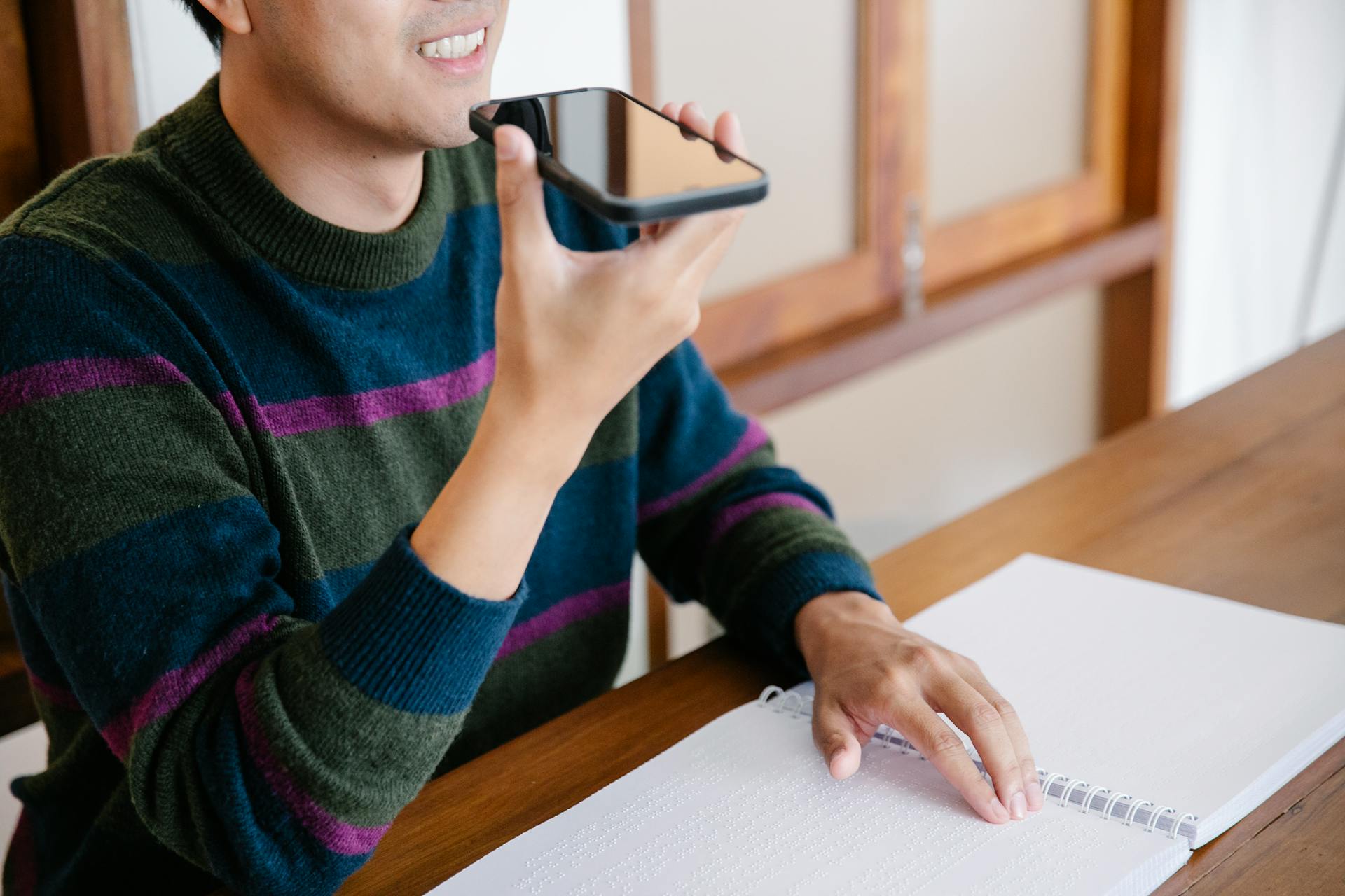 Ein Mann spricht am Telefon | Quelle: Pexels