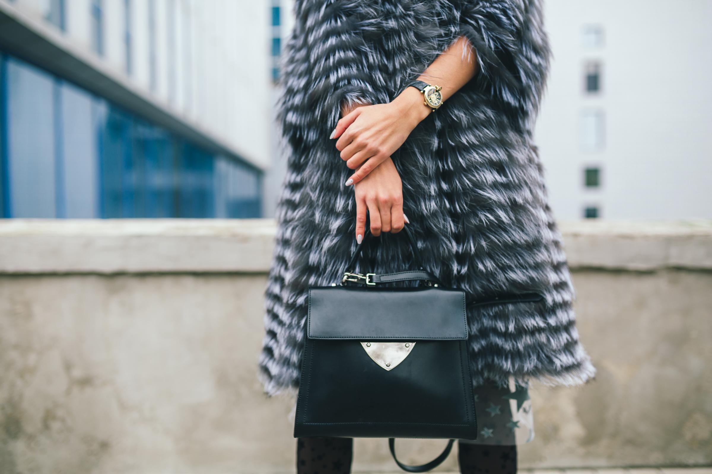 Eine Frau mit einer schicken Tasche | Quelle: Freepik