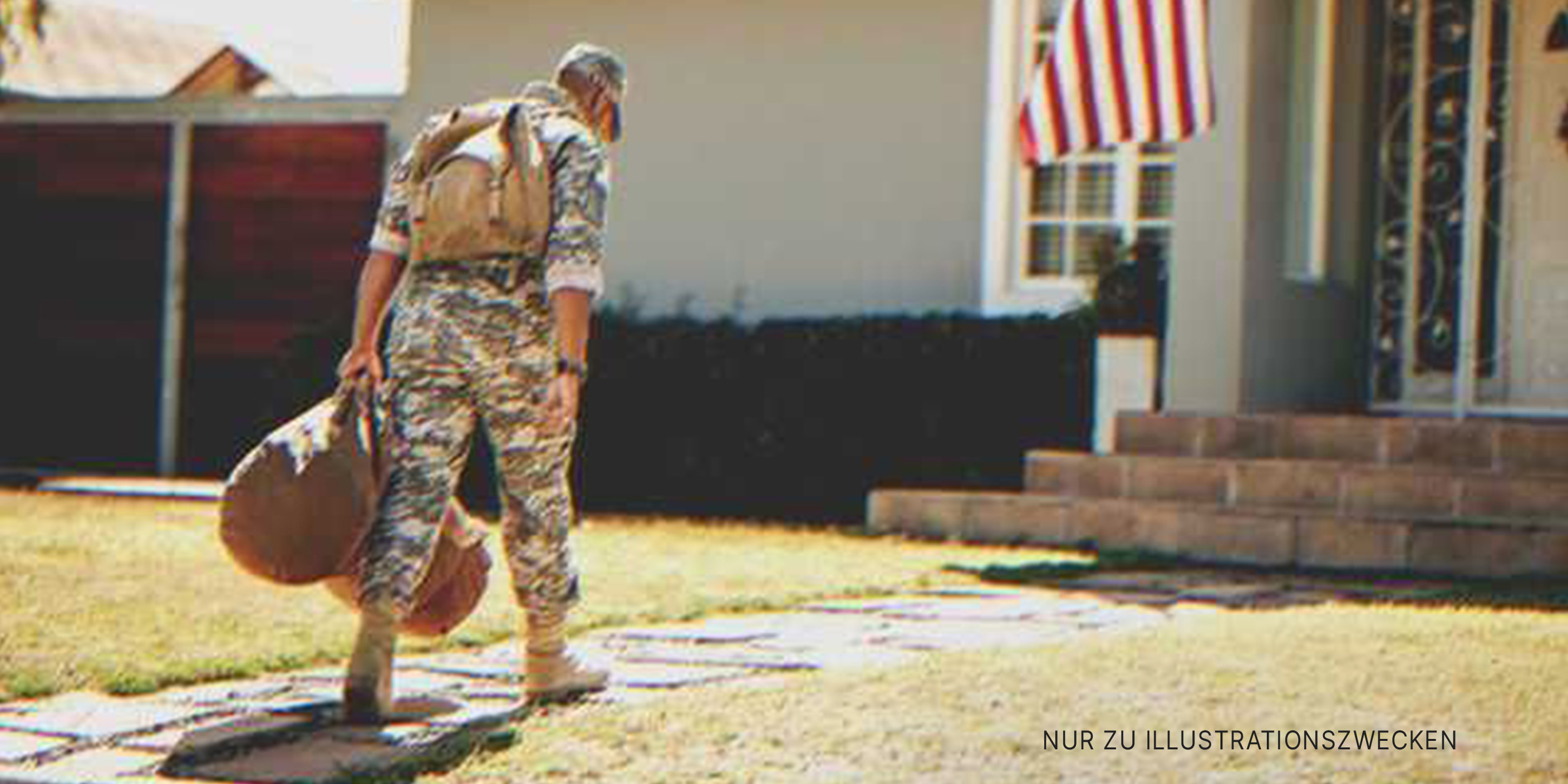Soldate vor einem Haus | Quelle: Shutterstock.com