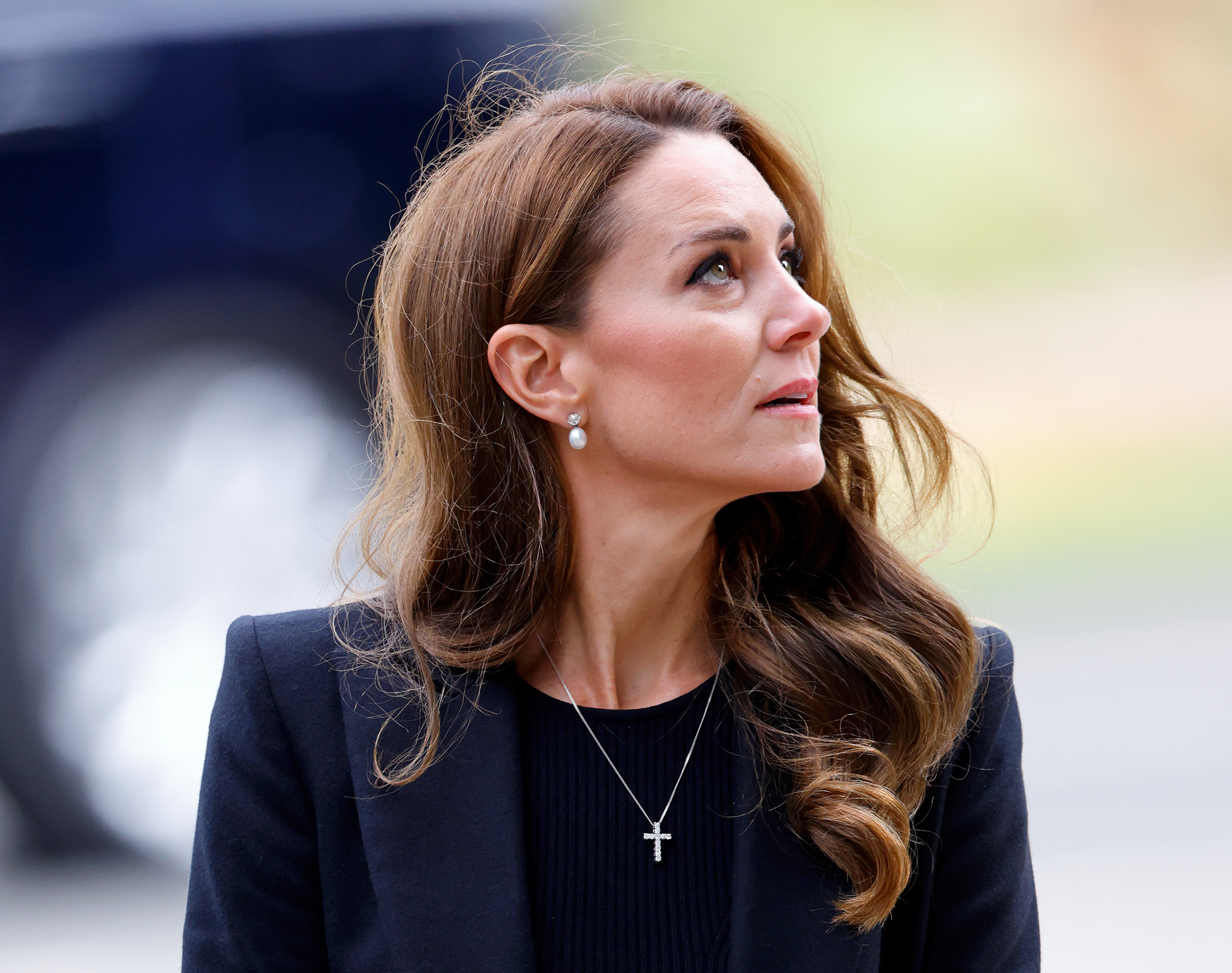 Prinzessin Catherine betrachtet den Blumenschmuck im Sandringham House am 15. September 2022 | Quelle: Getty Images