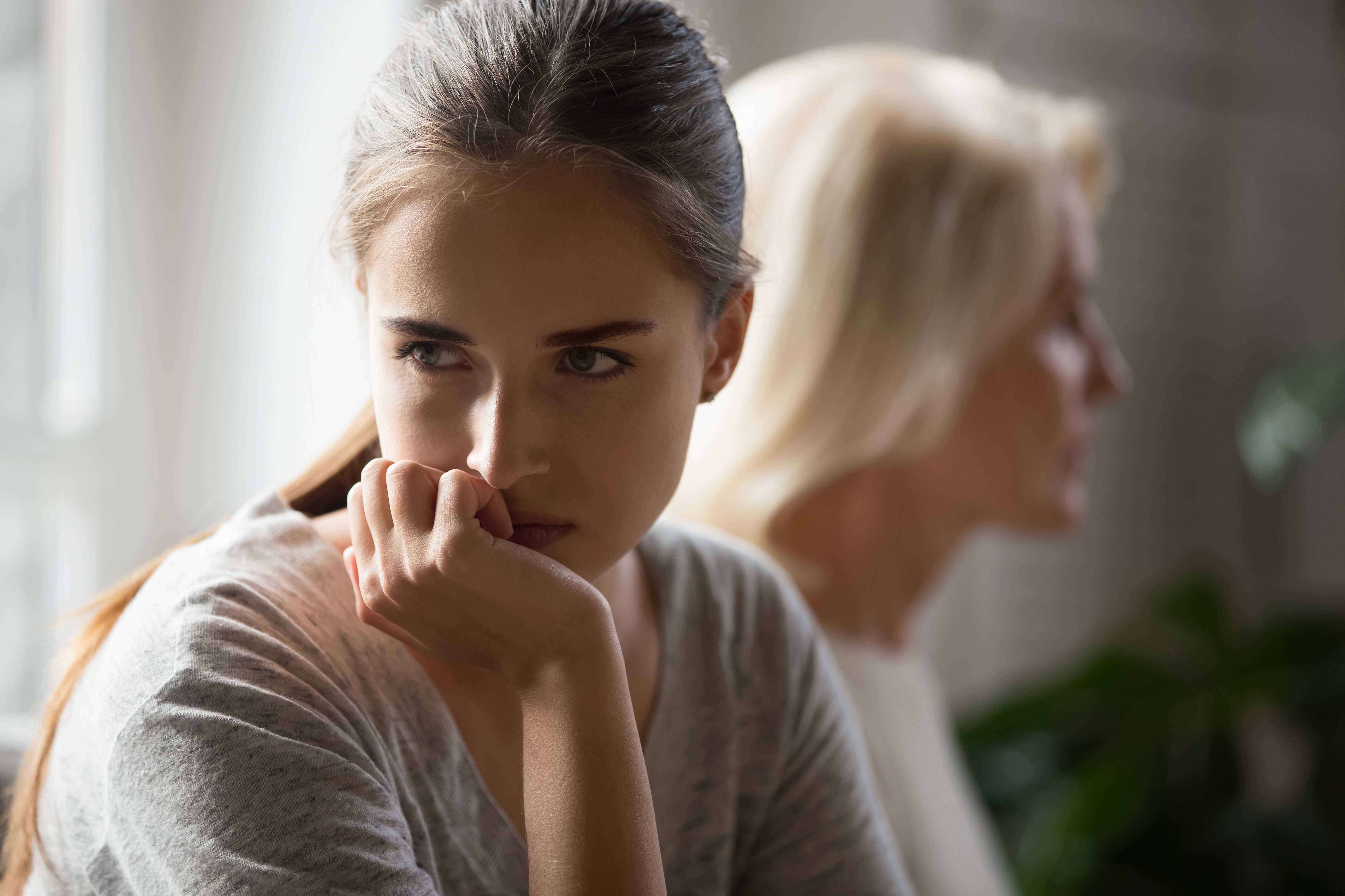 Wütende Tochter und Mutter ignorieren einander nach einem Streit | Quelle: Shutterstock