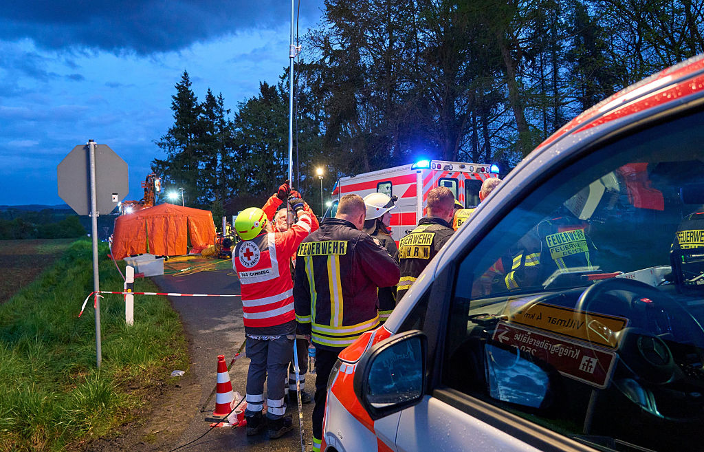 16. April 2026, Hessen, Runkel: In Runkel, Hessen, sind Rettungskräfte im Einsatz. Bei einem Unfall in einer Lederfabrik und Pelzgerberei in Runkel sind mehrere Menschen ums Leben gekommen. | Quelle: Getty Images