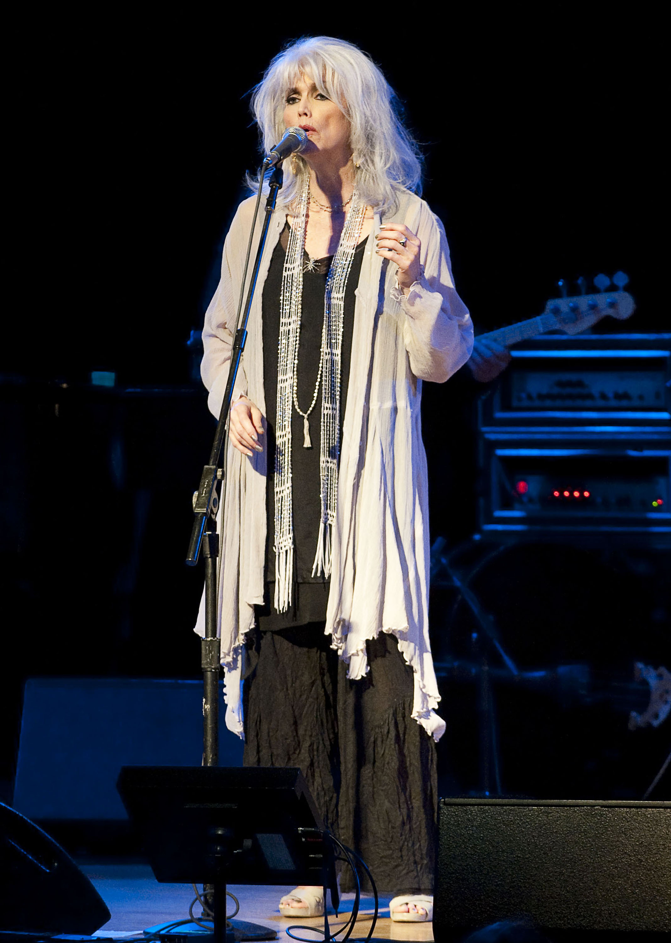 Emmylou Harris tritt während der Feier der Musik von Kate McGarrigle in der Town Hall am 12. Mai 2011 in New York City auf. | Quelle: Getty Images