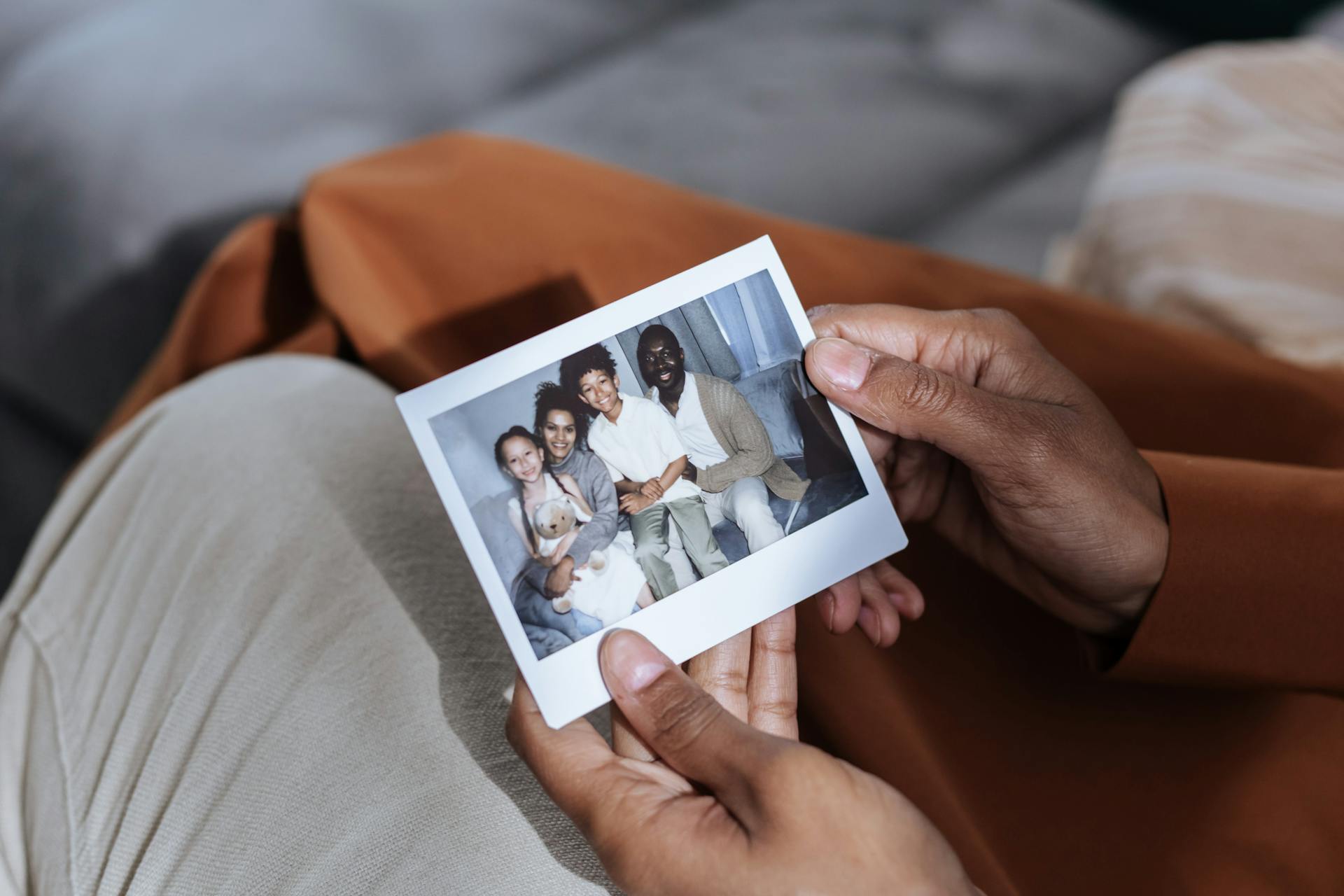 Ein Mann hält ein Familienfoto in der Hand | Quelle: Pexels