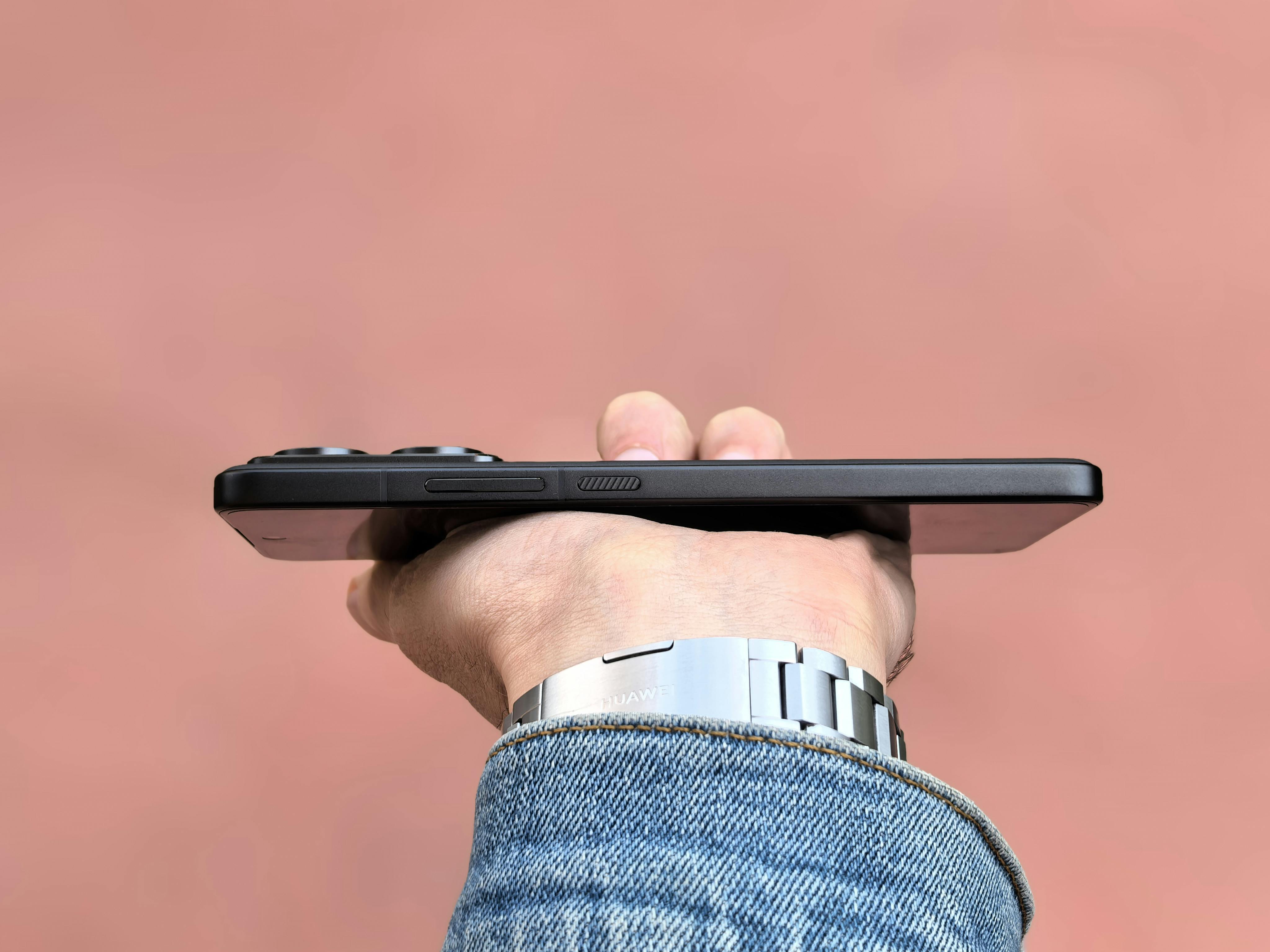 Ein Mann hält sein Handy in die Höhe | Quelle: Pexels