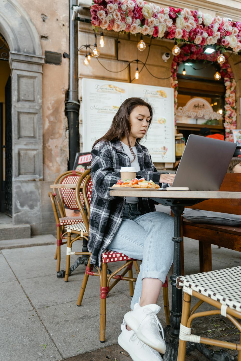 Eine Frau in einem Cafe | Quelle: Pexels