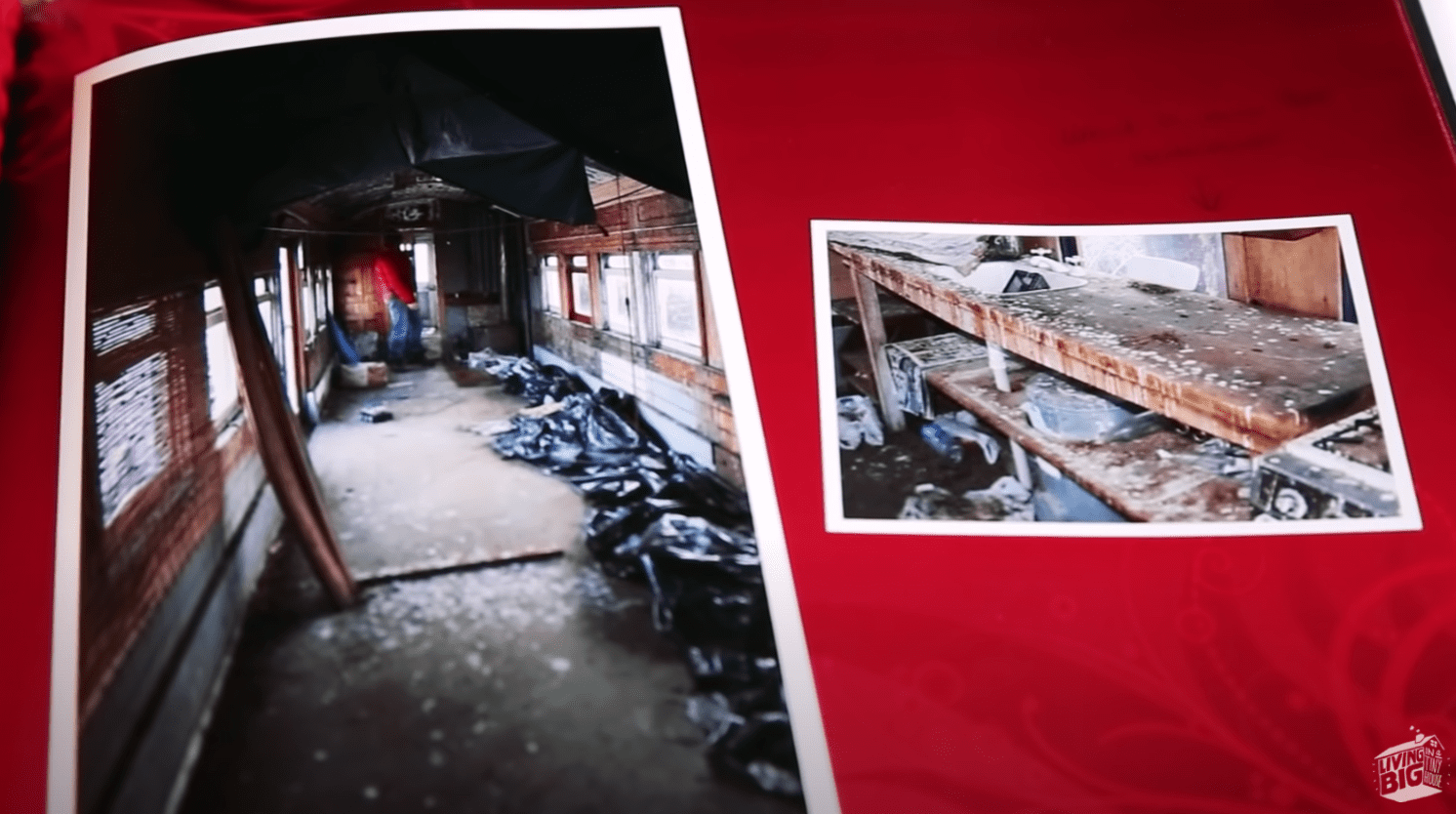 Fotos in einem Album zeigen, wie ein renoviertes Haus aus Eisenbahnwaggons vor der Renovierung aussah | Quelle: Youtube/Living Big In A Tiny House