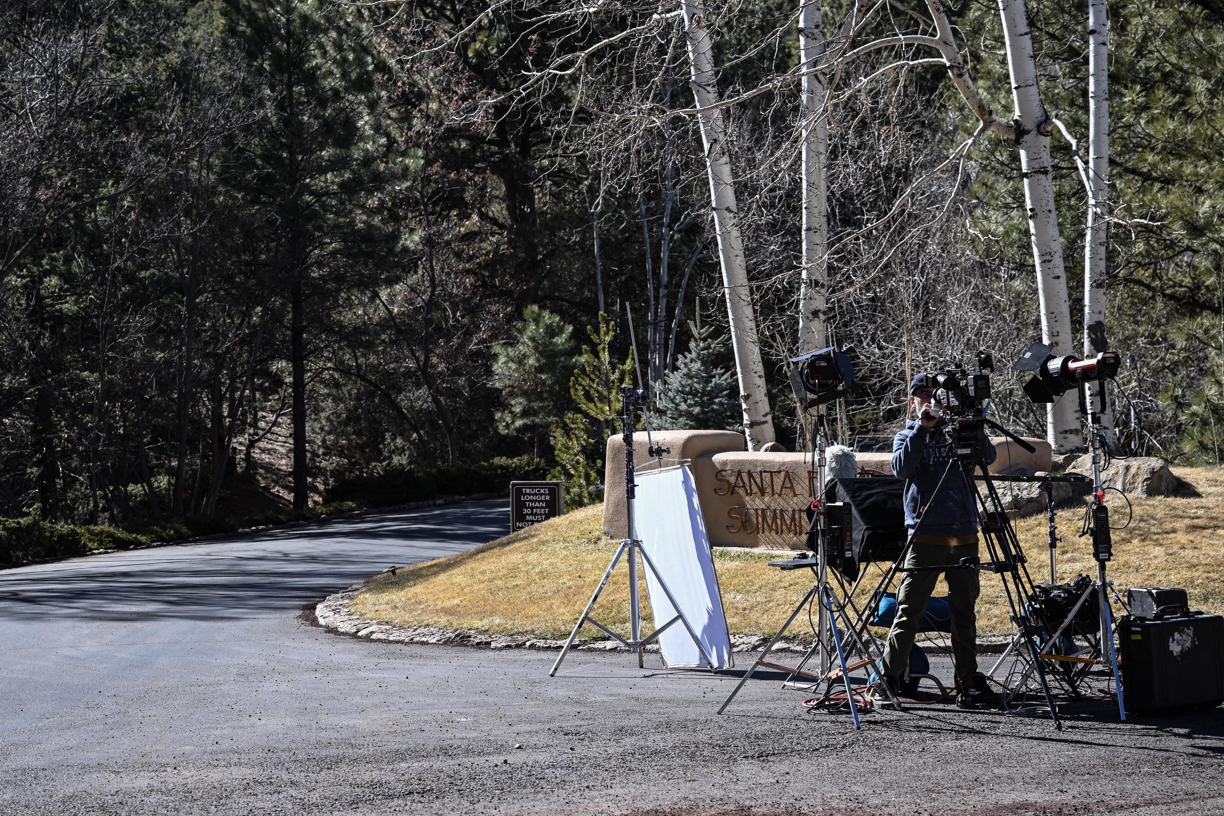 Ein Reporter stellt Kameras am Eingang des Santa Fe Summit-Viertels auf, in dem Gene Hackman am 28. Februar 2025 lebte | Quelle: Getty Images