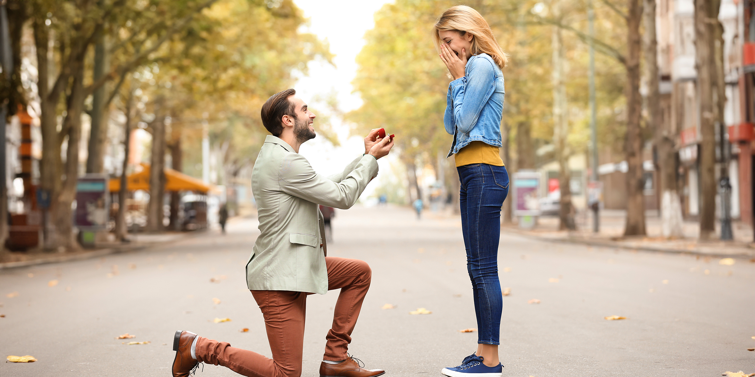 Ein Mann macht einer Frau einen Heiratsantrag | Quelle: Shutterstock