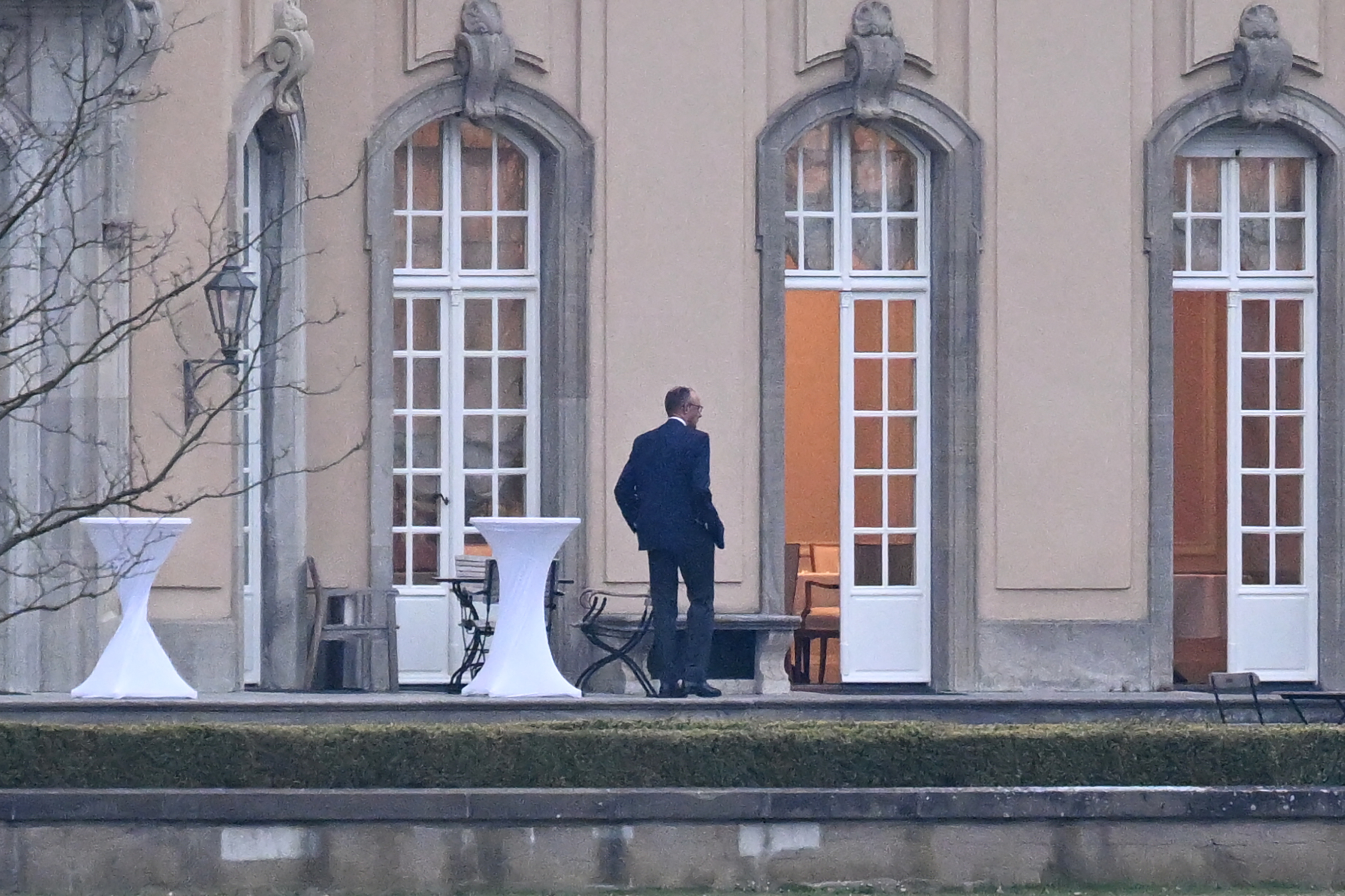 Friedrich Merz am 12. April 2026 außerhalb der Villa Borsig | Quelle: Getty Images