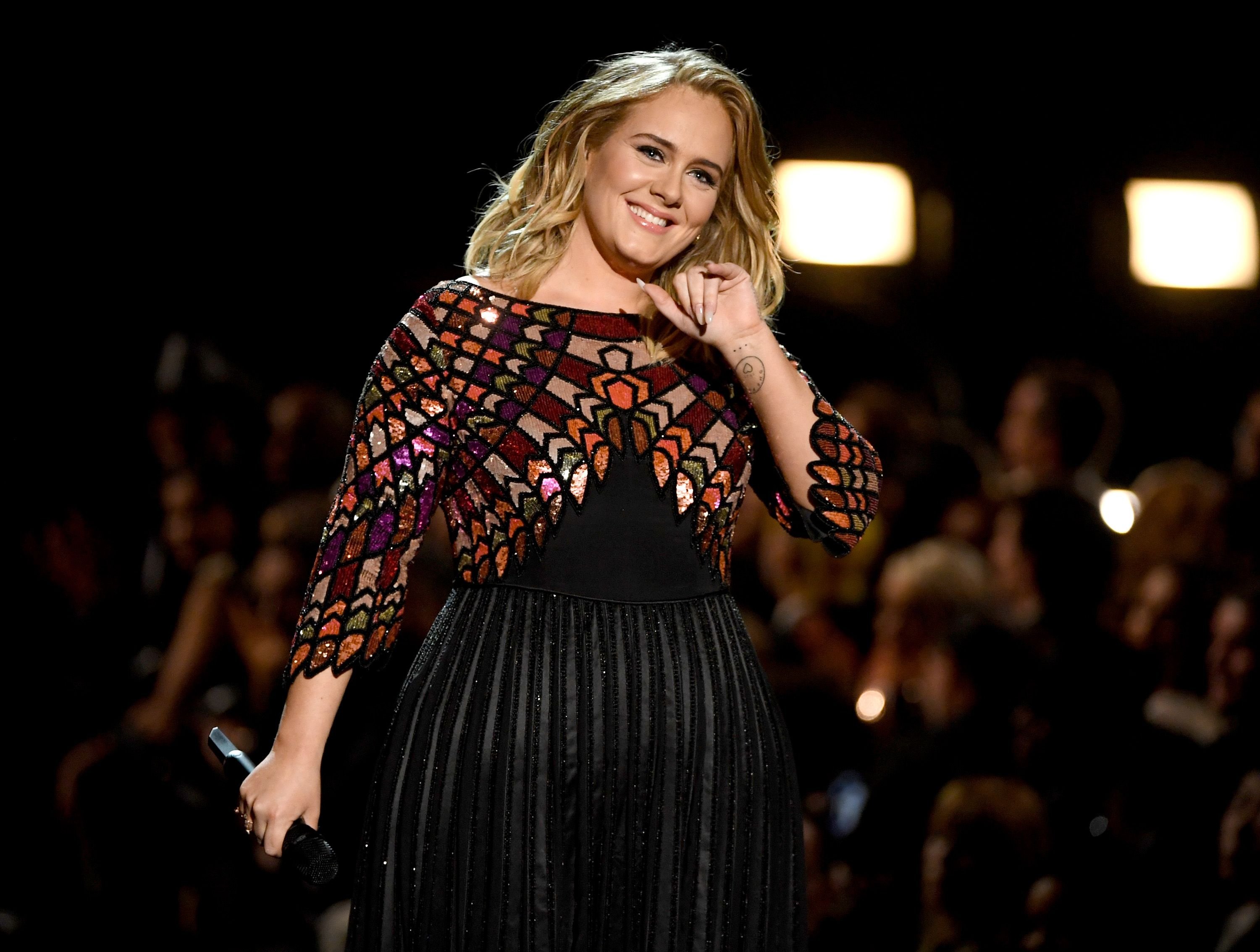 Adele tritt auf der Bühne während der 59. GRAMMY Awards im STAPLES Center am 12. Februar 2017 in Los Angeles, Kalifornien, auf. | Quelle: Getty Images