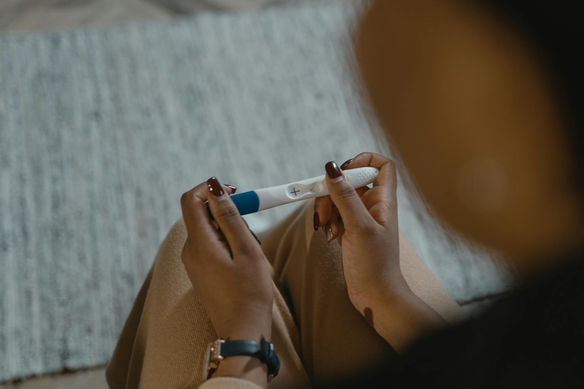 Eine Frau hält einen Schwangerschaftstest in der Hand | Quelle: Pexels