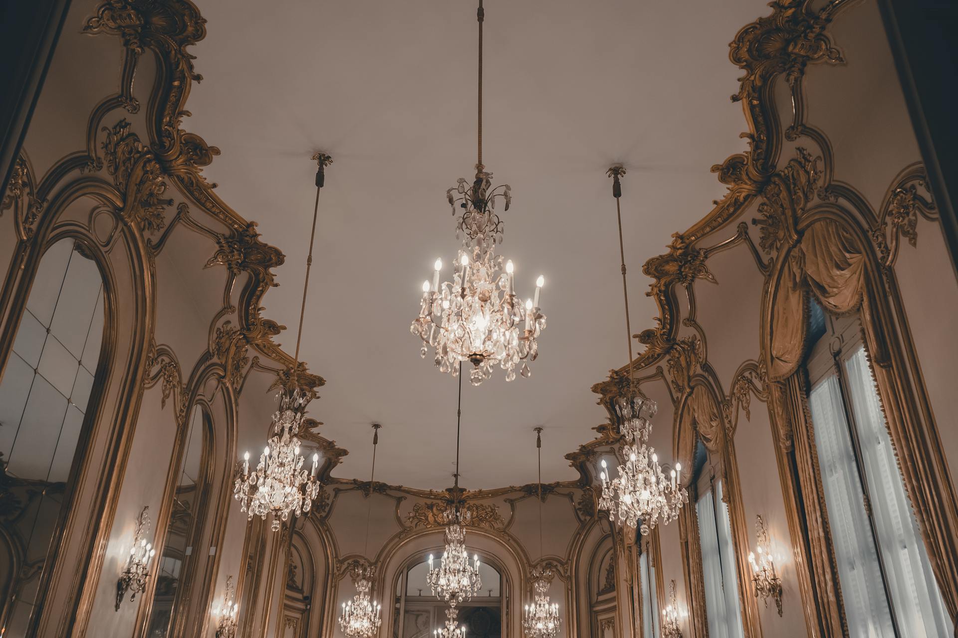 Kronleuchter in einem Ballsaal | Quelle: Pexels