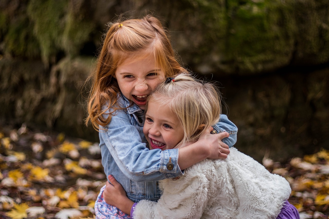 Zwei junge Mädchen, die sich umarmen | Quelle: Pixabay
