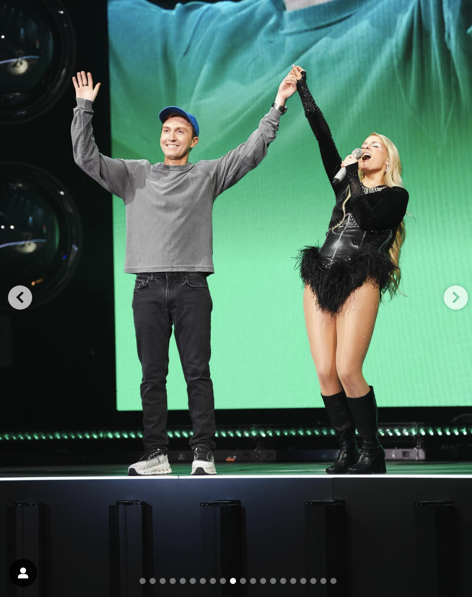 Auf einem Foto vom 21. Oktober 2024 sind Daryl Sabara und Meghan Trainor auf der Bühne zu sehen | Quelle: Instagram/meghantrainor