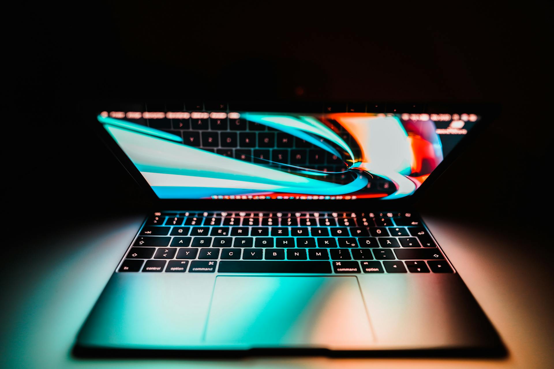 Ein Laptop auf einem Tisch | Quelle: Pexels