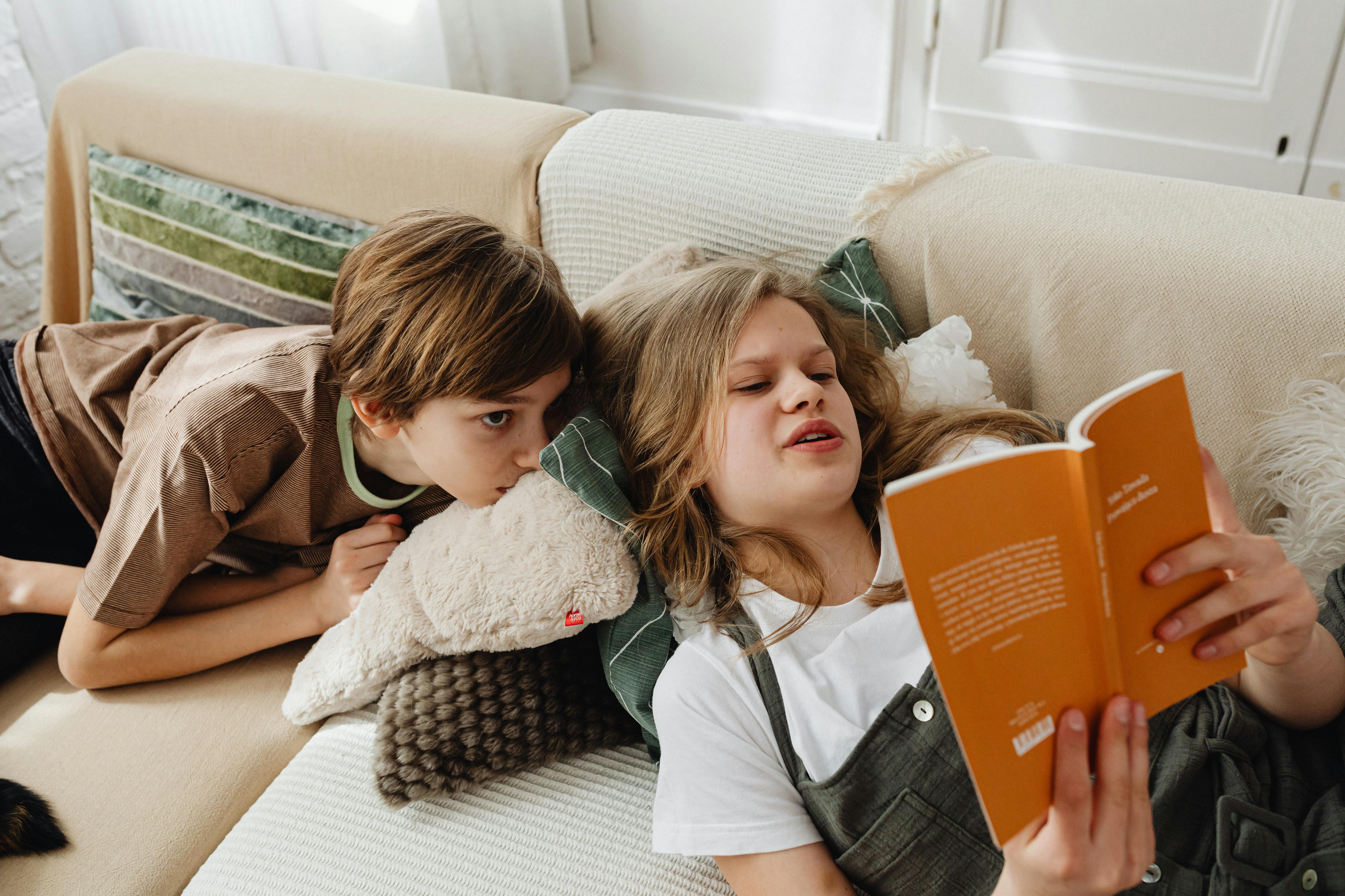Ein Mädchen liest ihrem Bruder vor | Quelle: Pexels