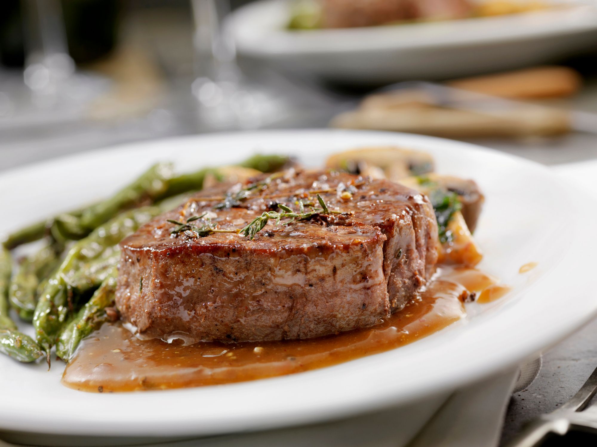 Eine Scheibe Steak auf einem weißen Teller. | Quelle: Getty Images