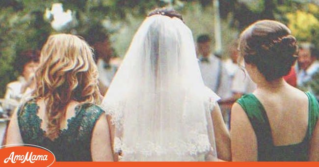 Eine Braut mit ihren Brautjungfern | Quelle: Shutterstock