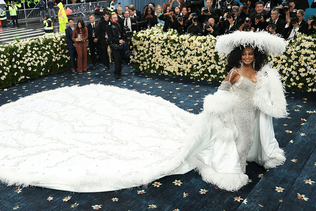 Diana Ross stiehlt die Show bei der Met Gala 2025 zur Feier von „Superfine: Tailoring Black Style“ am 5. Mai 2025 im Metropolitan Museum of Art in New York City.
